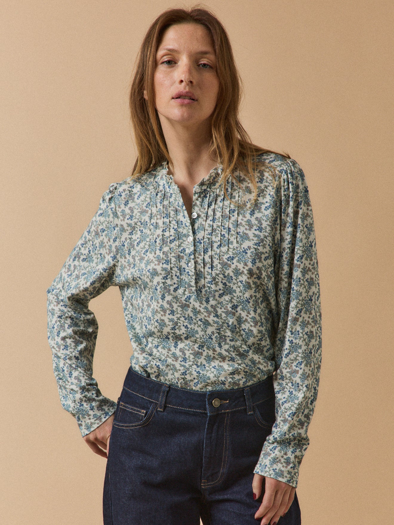 Damen-T-Shirt mit Volants am Ausschnitt aus Modal und Bio-Baumwolle