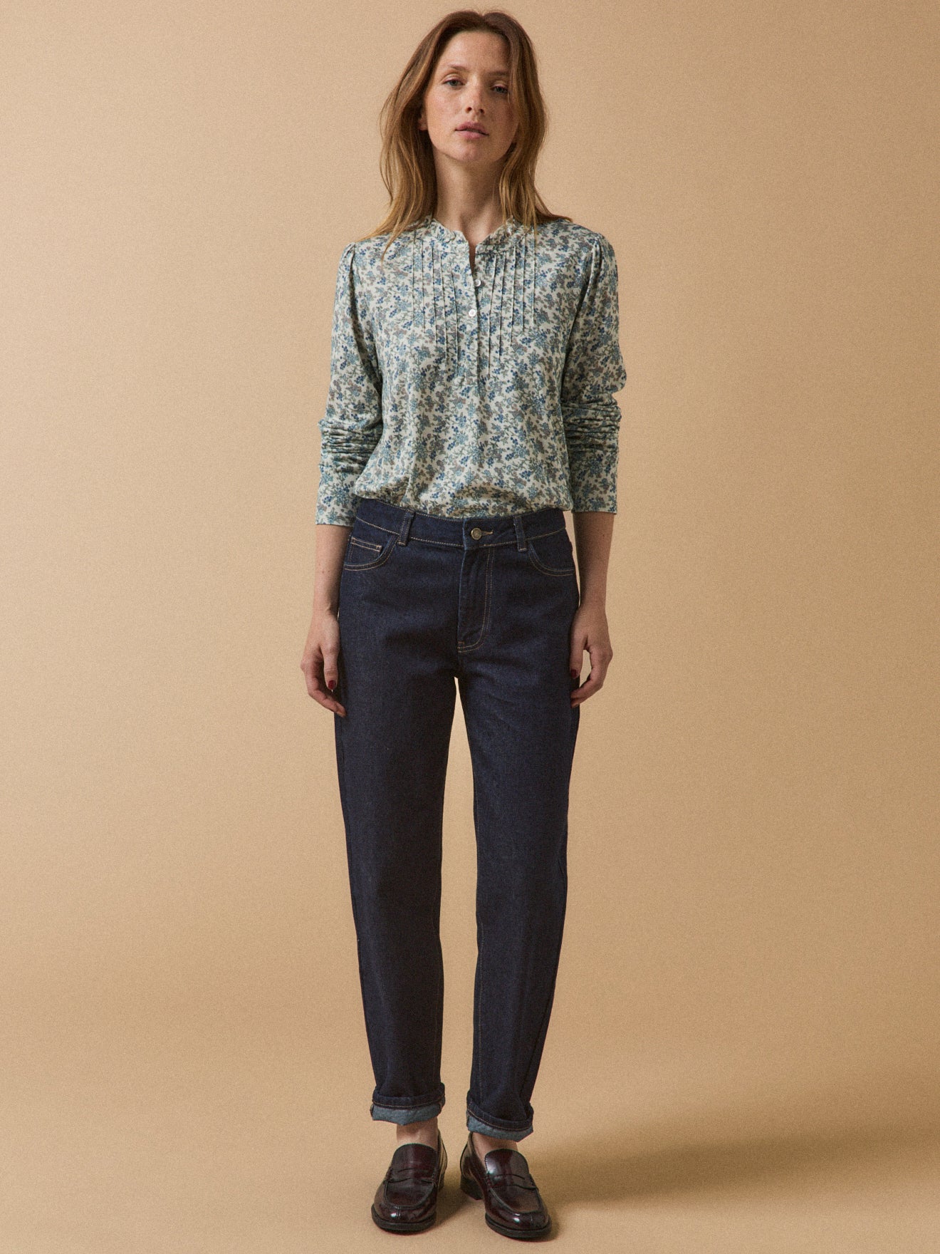 Damen-T-Shirt mit Volants am Ausschnitt aus Modal und Bio-Baumwolle