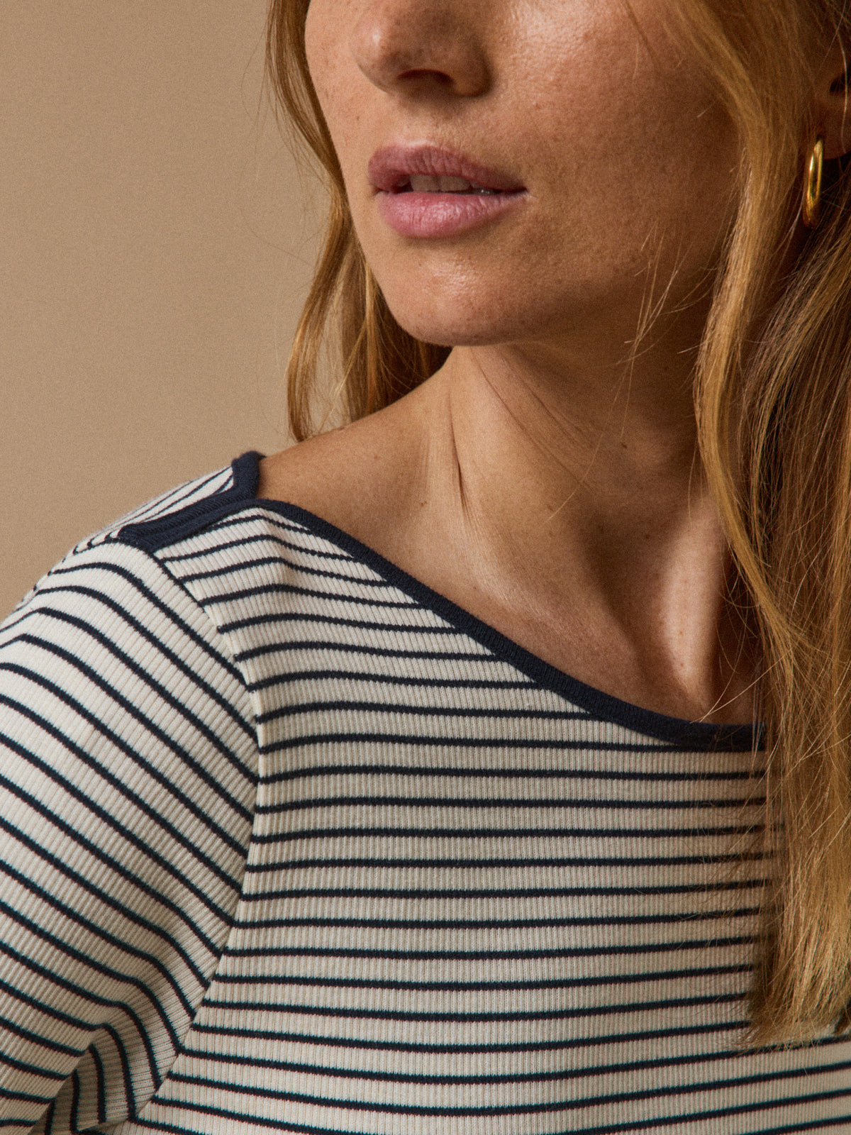 Gestreiftes Damen-T-Shirt mit U-Bootausschnitt aus Bio-Baumwolle