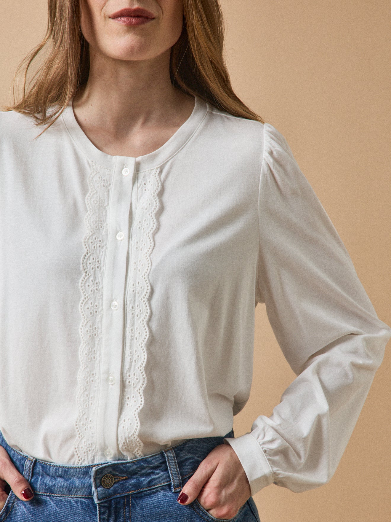 Bestickte Damenbluse aus Modal und Bio-Baumwolle