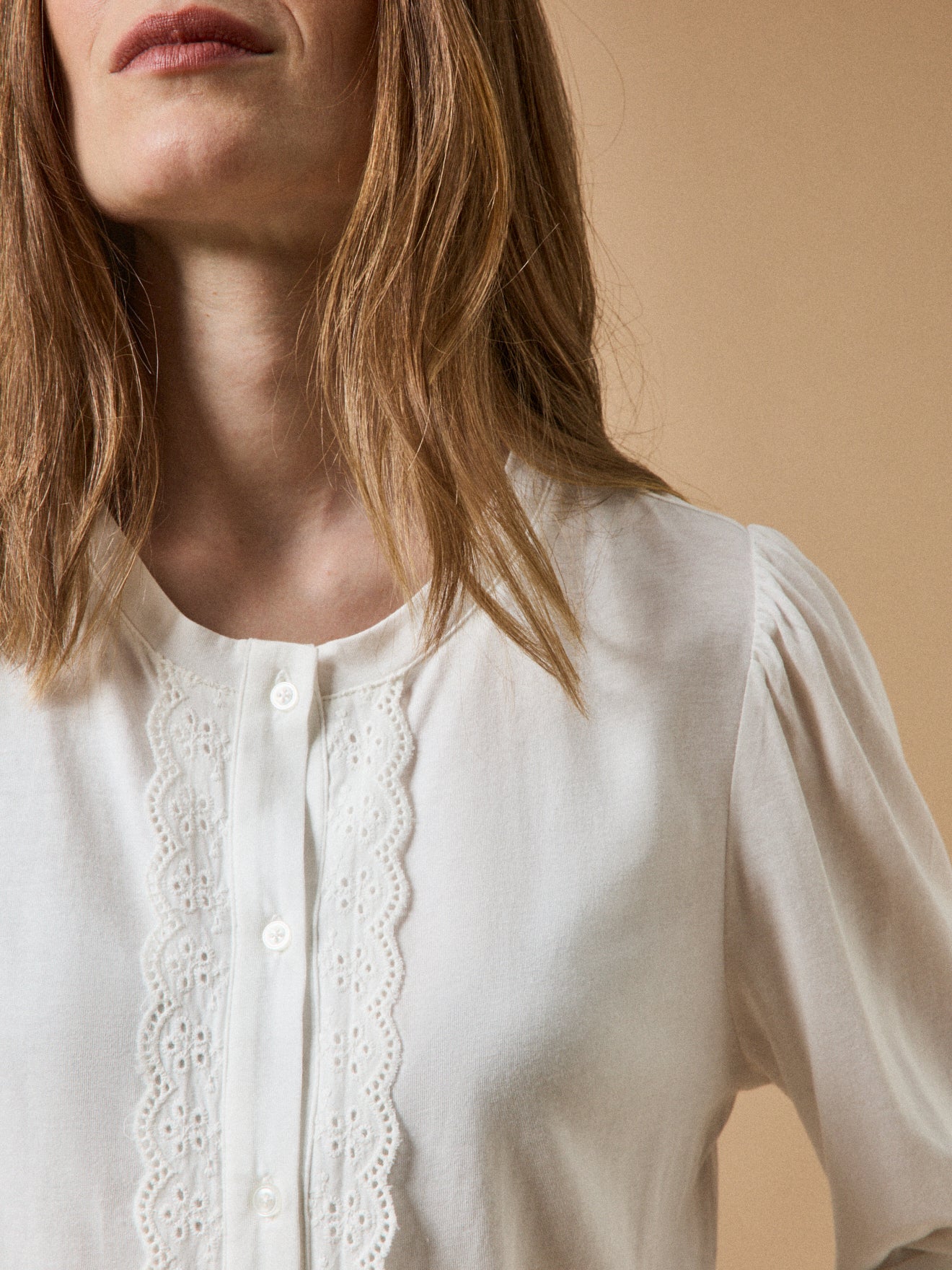 Bestickte Damenbluse aus Modal und Bio-Baumwolle