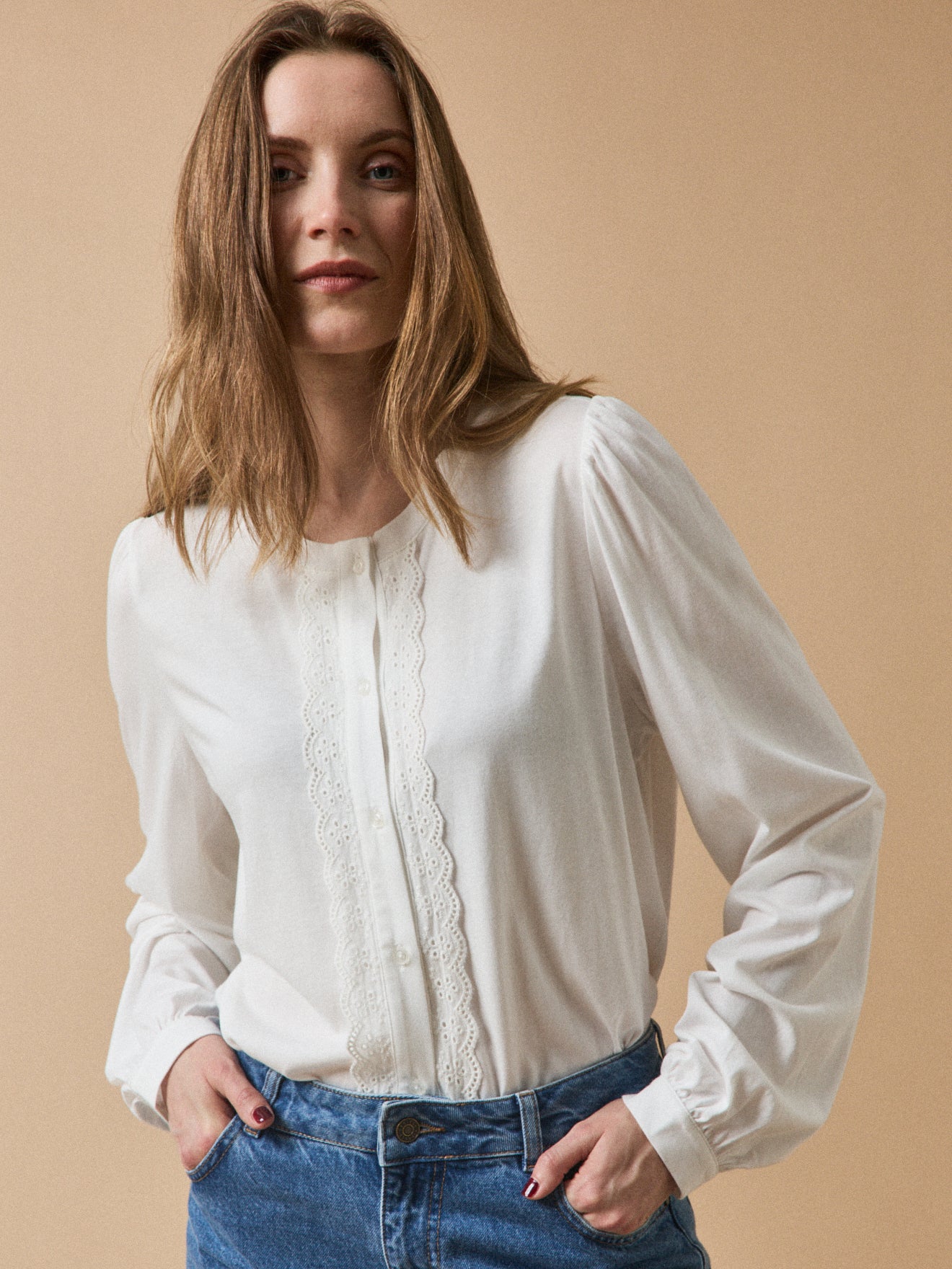 Bestickte Damenbluse aus Modal und Bio-Baumwolle