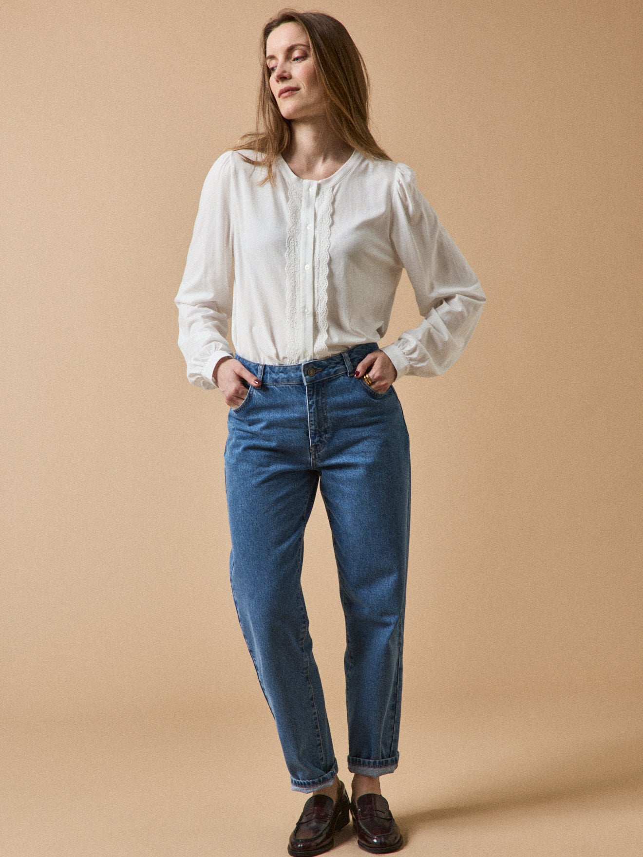 Bestickte Damenbluse aus Modal und Bio-Baumwolle