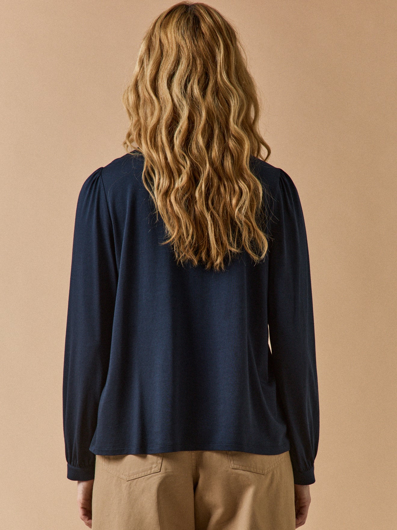 Bestickte Damenbluse aus Modal und Bio-Baumwolle