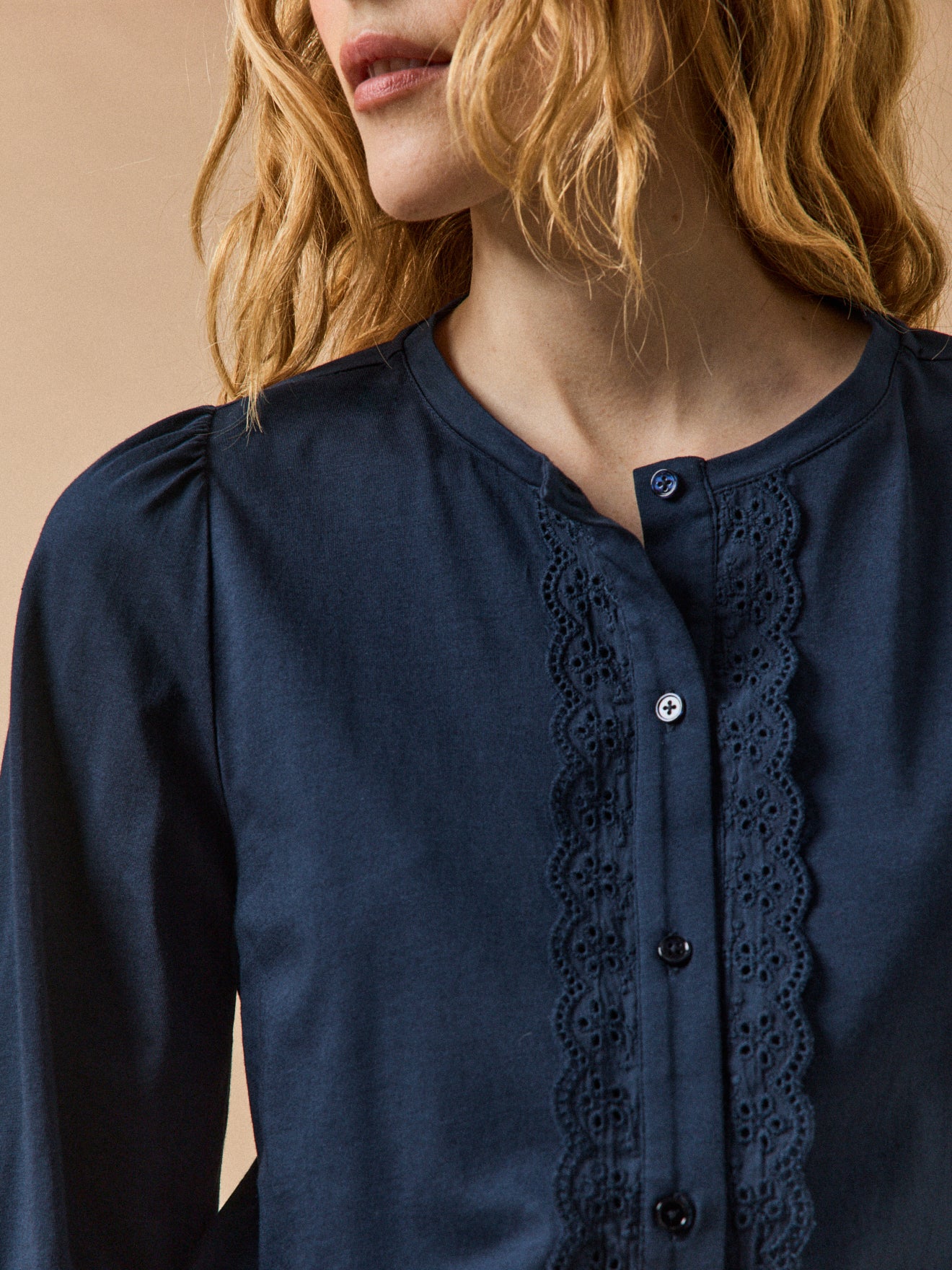 Bestickte Damenbluse aus Modal und Bio-Baumwolle