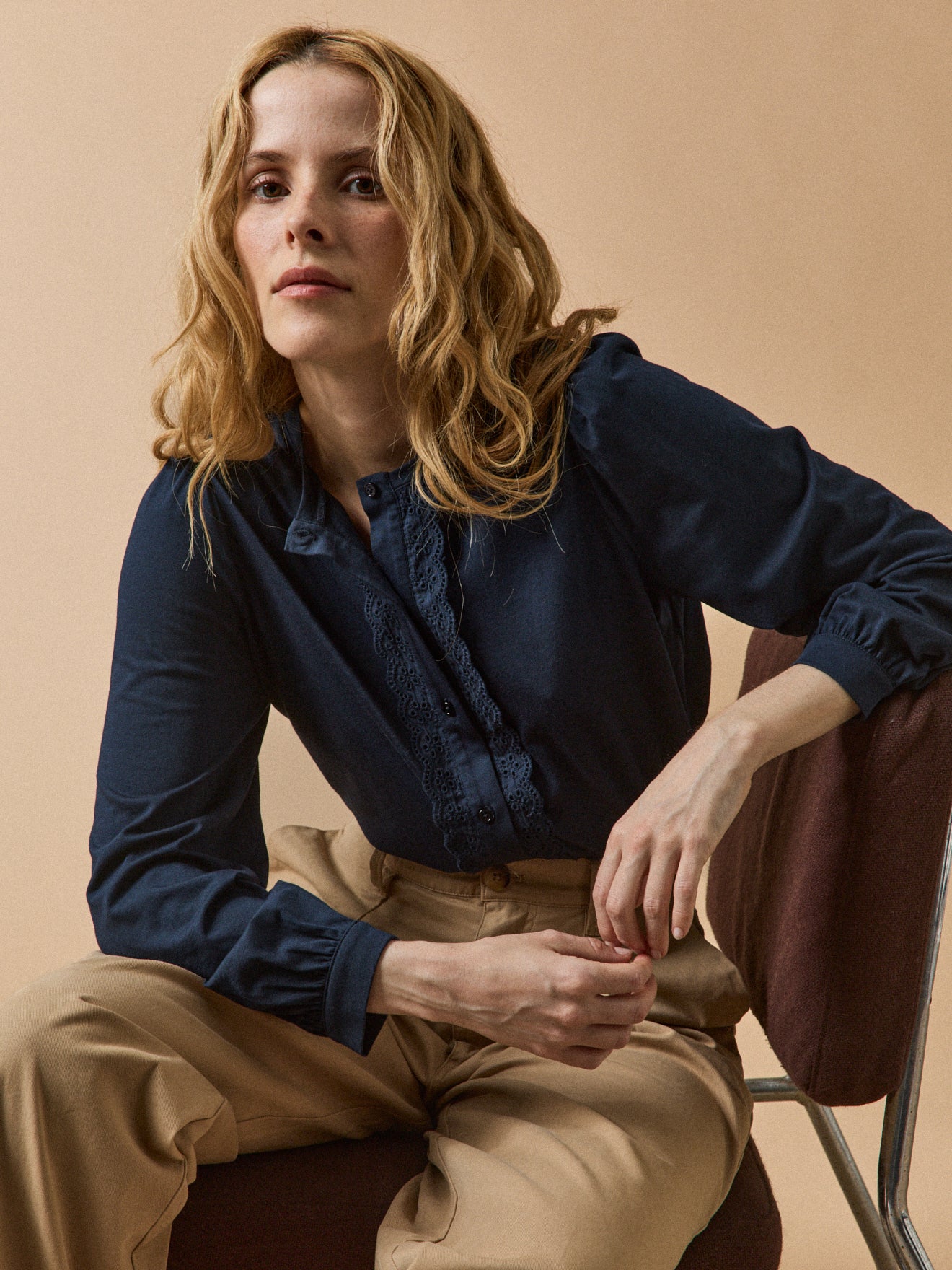 Bestickte Damenbluse aus Modal und Bio-Baumwolle