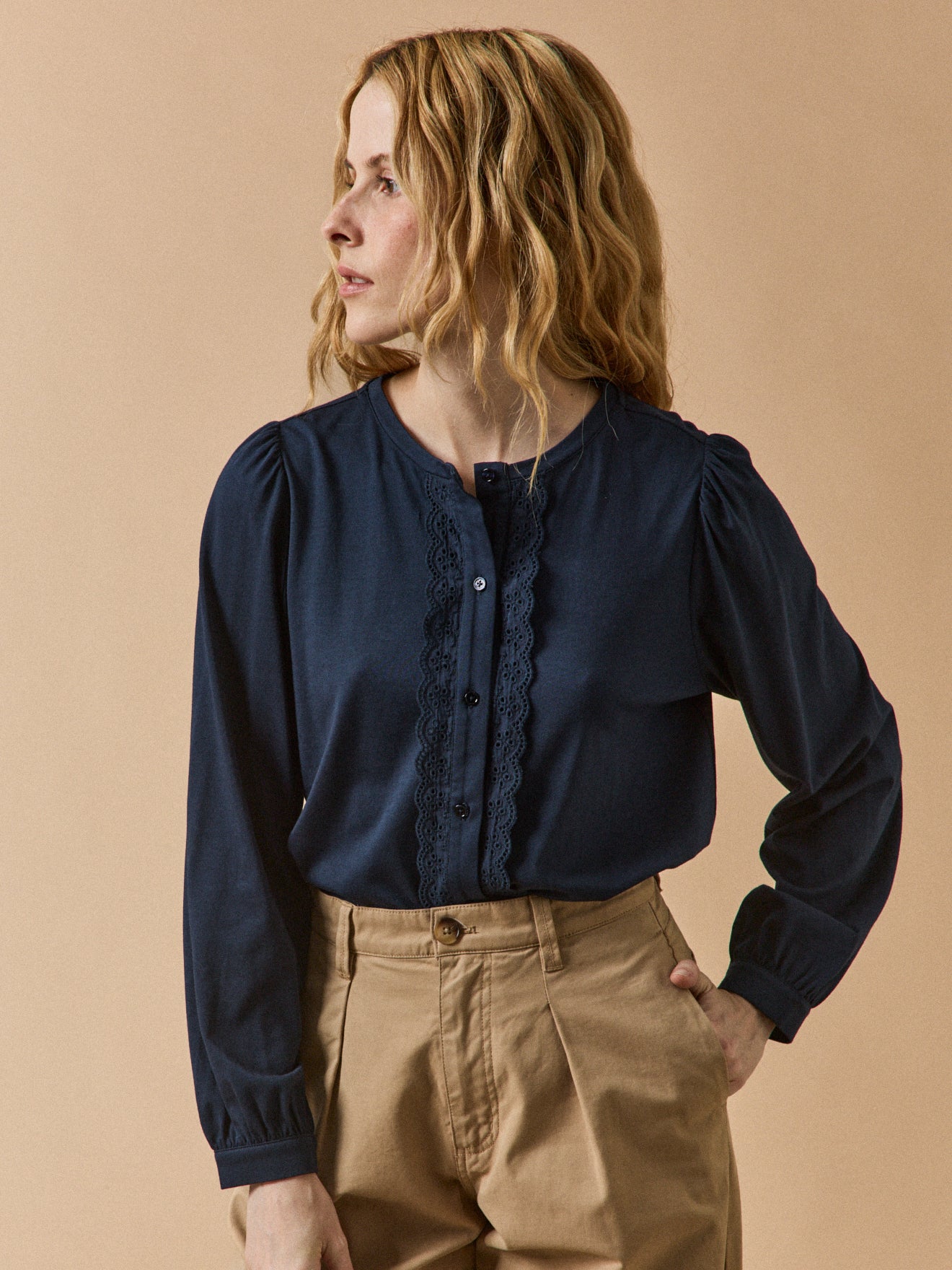 Bestickte Damenbluse aus Modal und Bio-Baumwolle