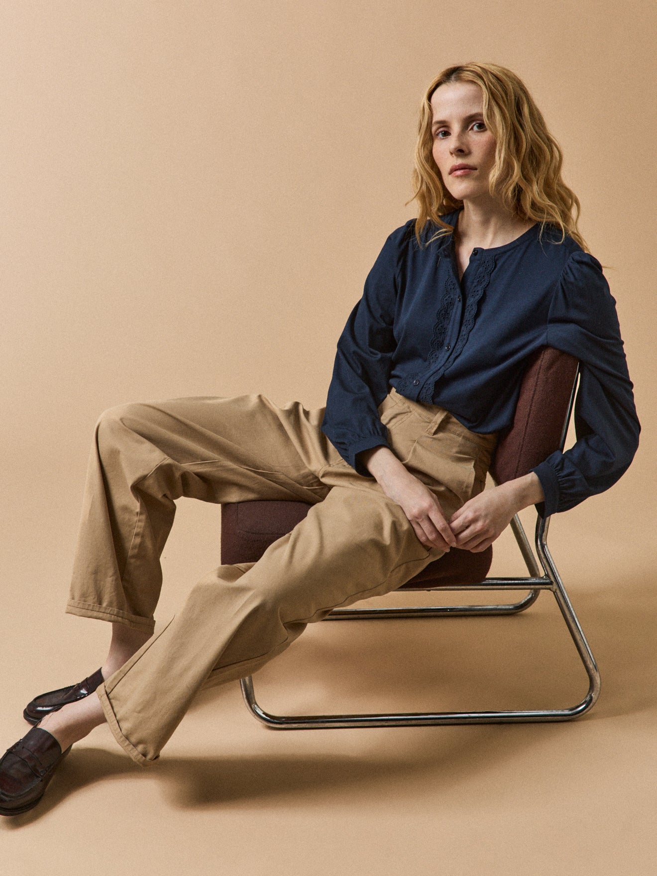 Bestickte Damenbluse aus Modal und Bio-Baumwolle