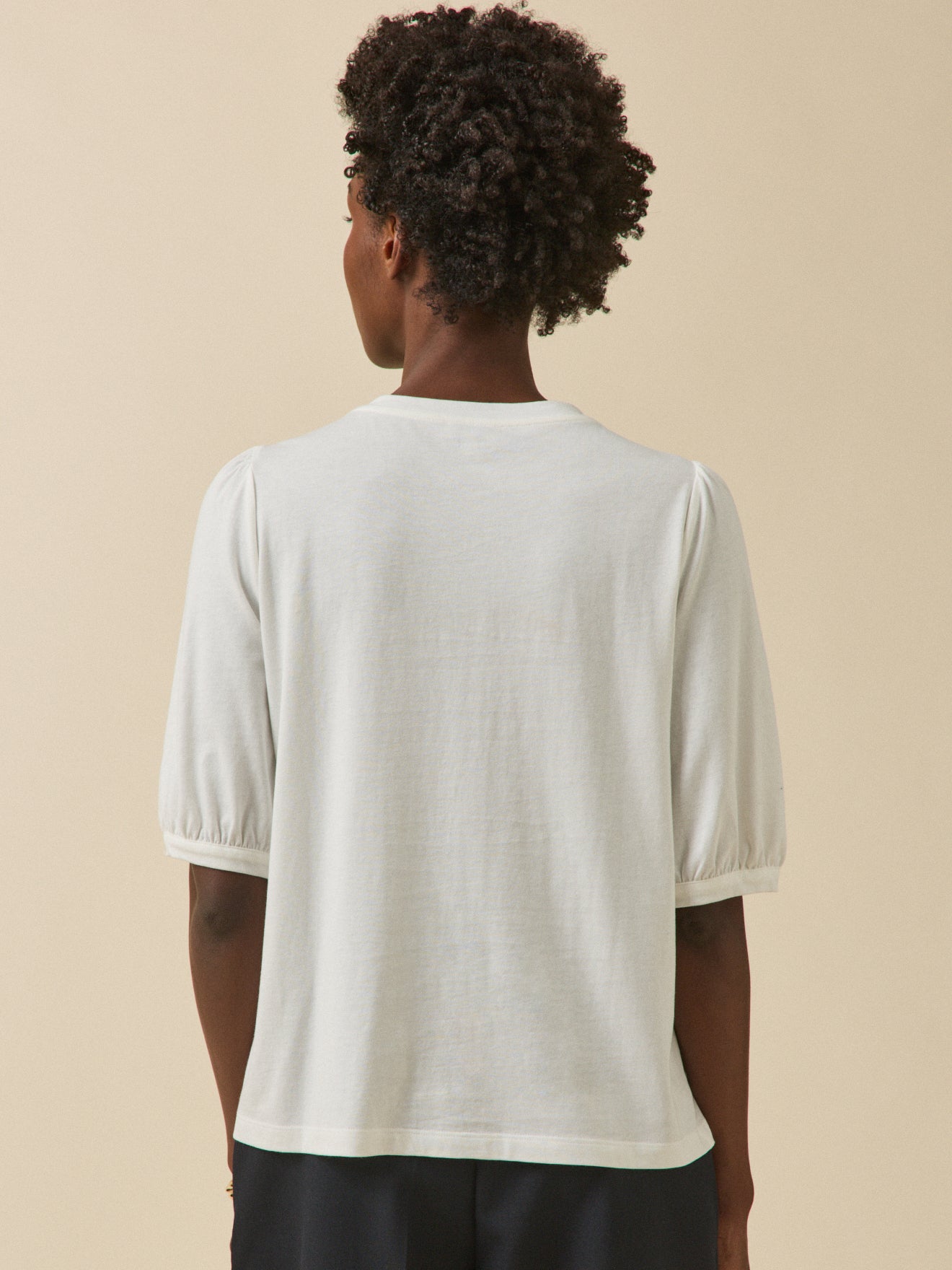 Bestickte Damenbluse aus Modal und Bio-Baumwolle