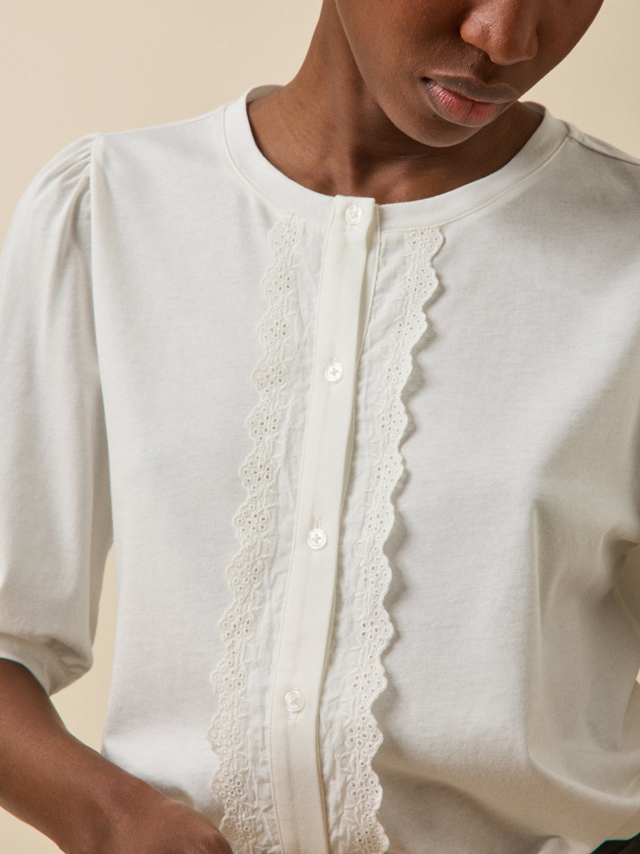 Bestickte Damenbluse aus Modal und Bio-Baumwolle