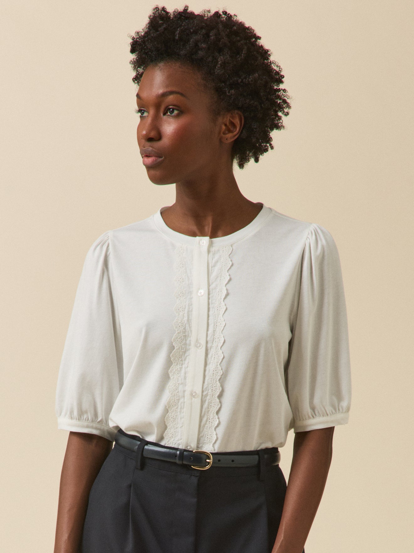 Bestickte Damenbluse aus Modal und Bio-Baumwolle