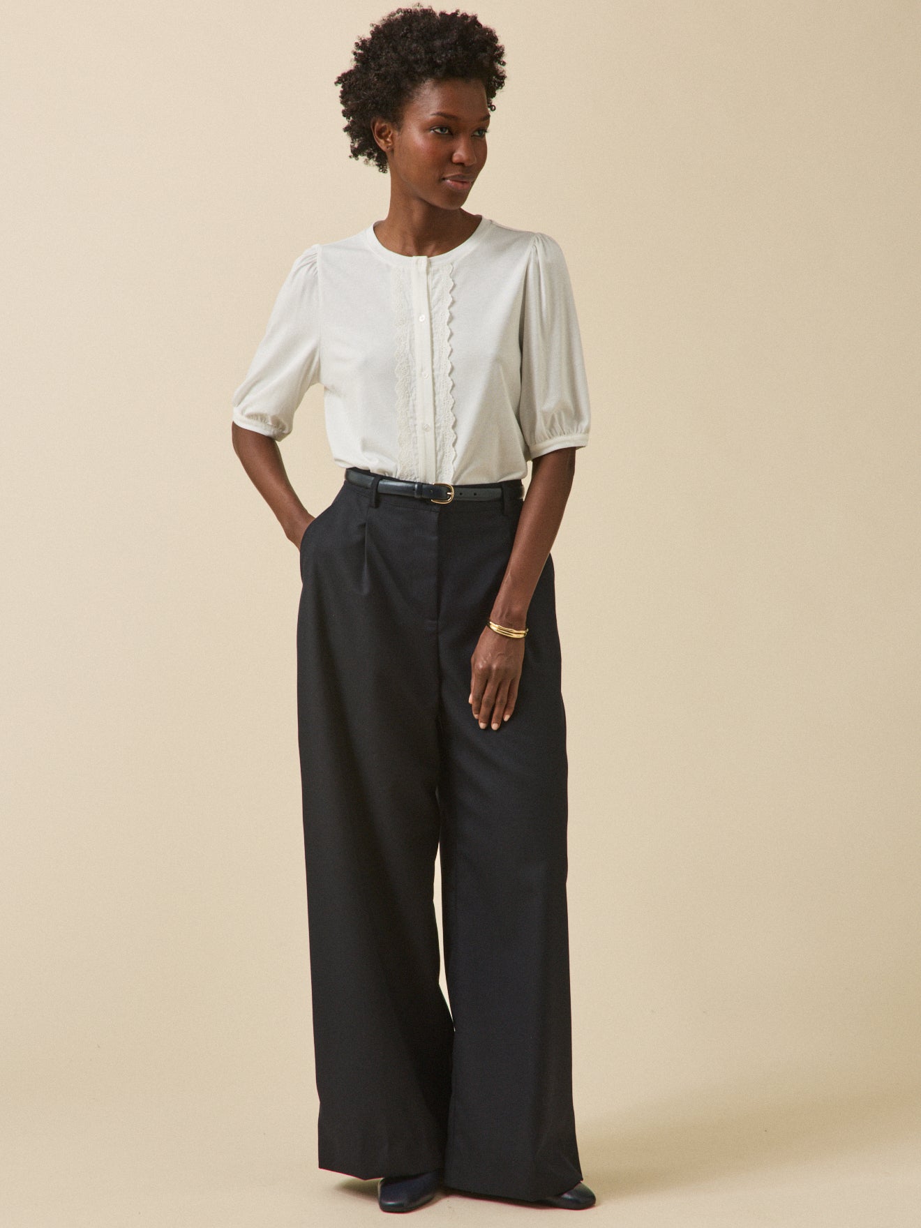 Bestickte Damenbluse aus Modal und Bio-Baumwolle