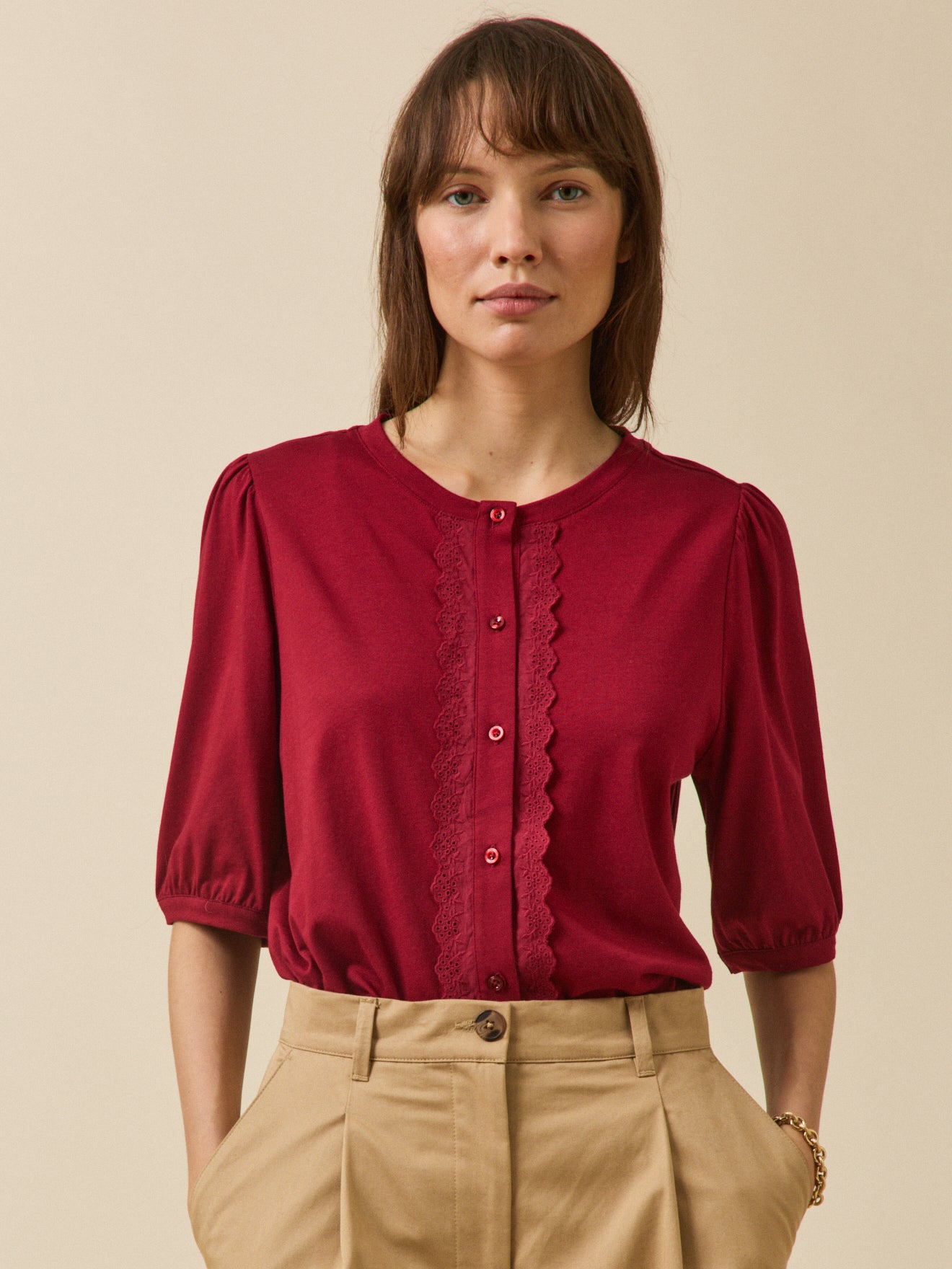 Bestickte Damenbluse aus Modal und Bio-Baumwolle