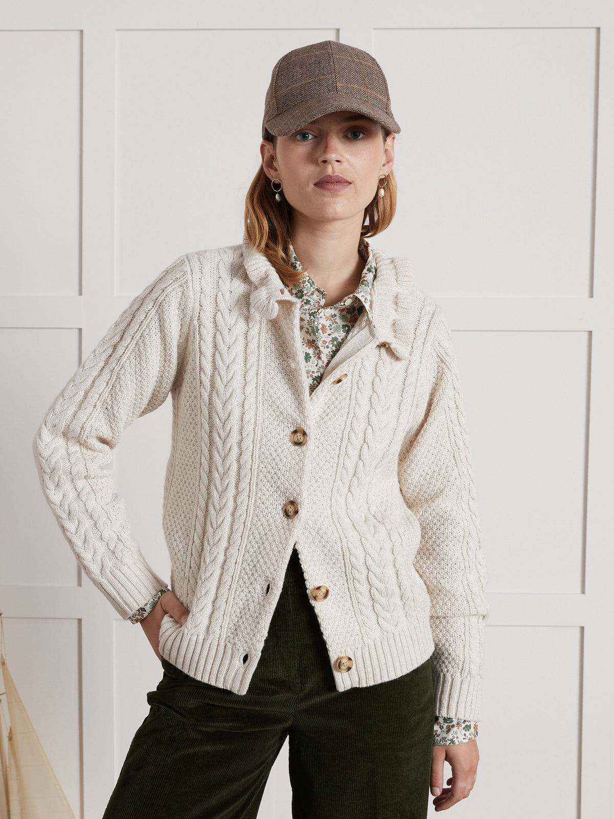 Damen-Cardigan mit Zopfmuster und Rüschenkragen - RWS*-Wolle