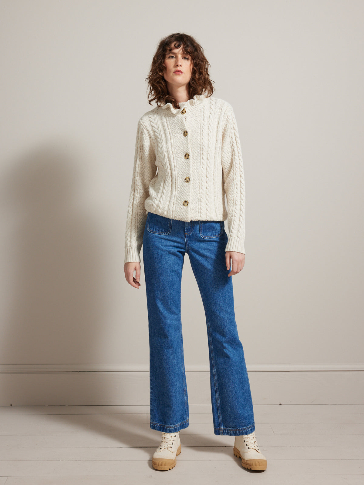 Damen-Cardigan mit Zopfmuster und Rüschenkragen - RWS*-Wolle