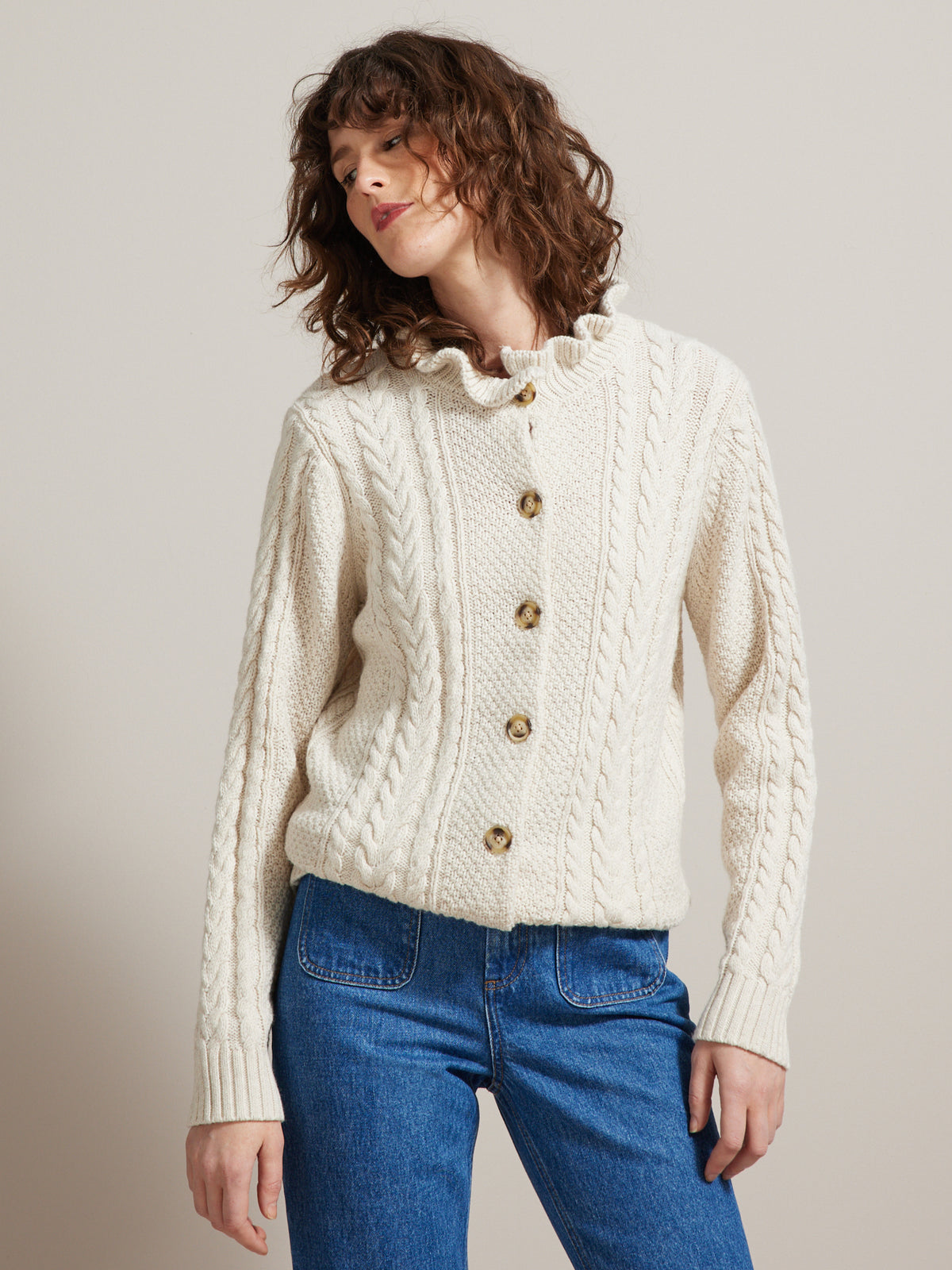 Damen-Cardigan mit Zopfmuster und Rüschenkragen - RWS*-Wolle