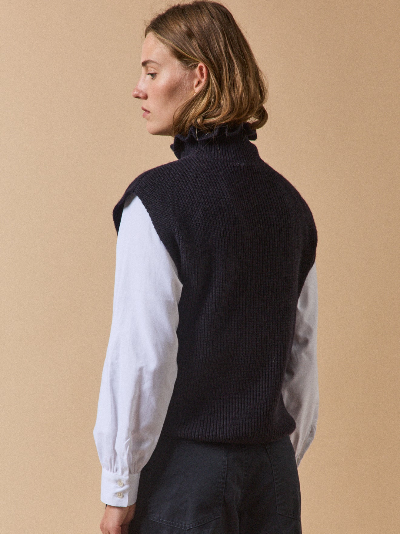 Damen-Strickweste ohne Ärmel und mit Rüschenkragen