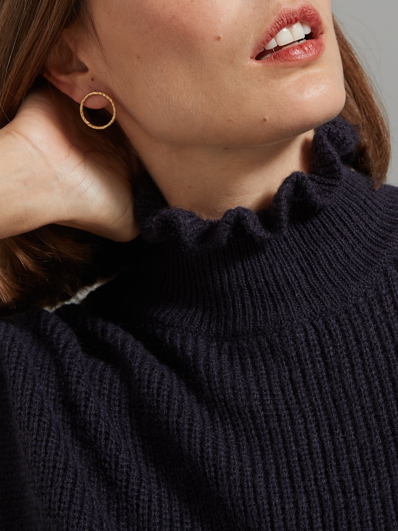 Damen-Strickweste ohne Ärmel und mit Rüschenkragen