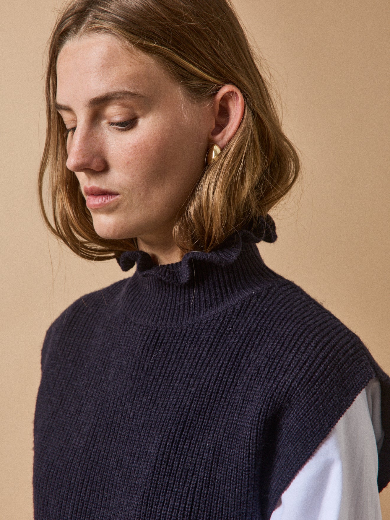 Damen-Strickweste ohne Ärmel und mit Rüschenkragen