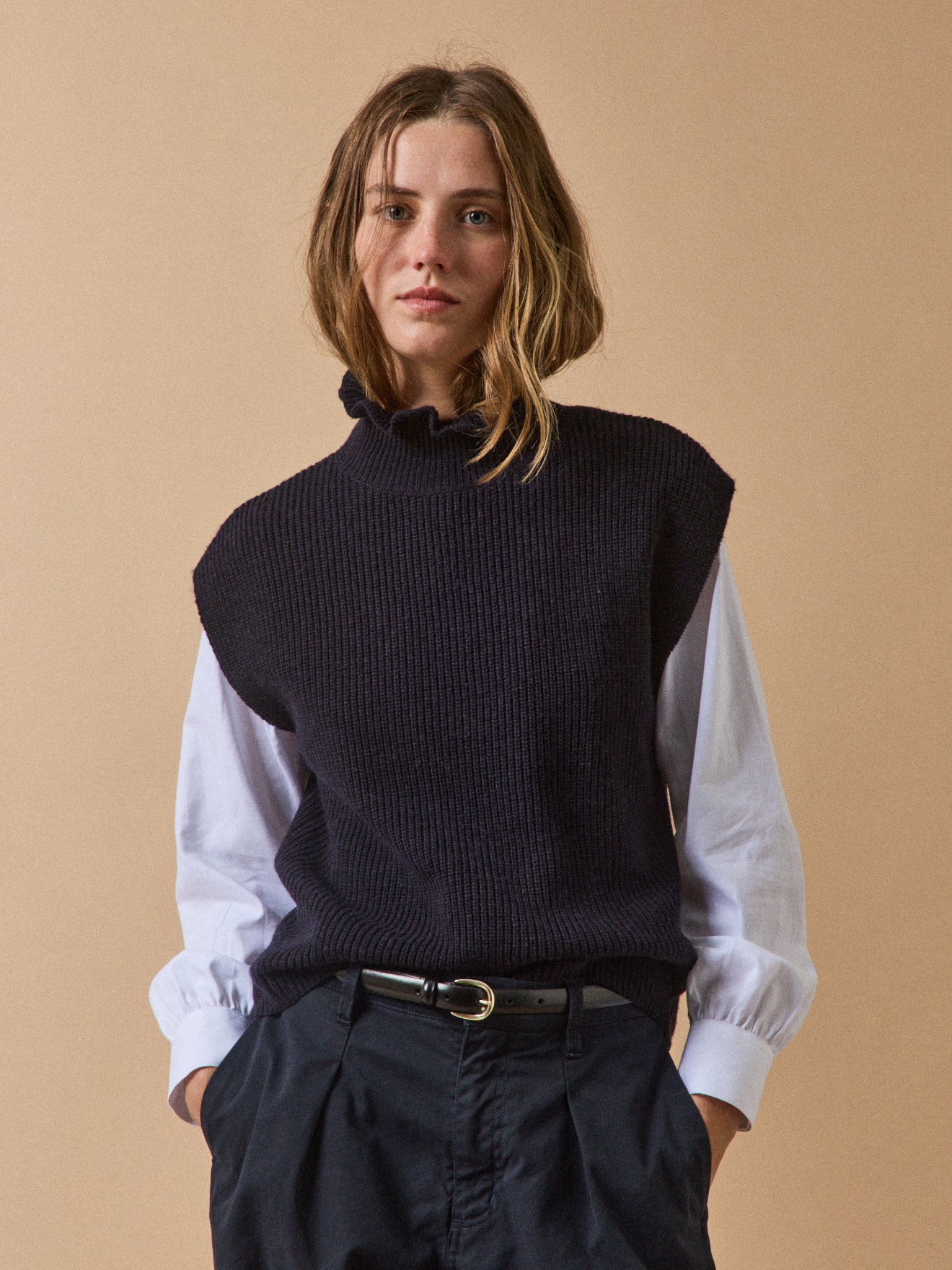 Damen-Strickweste ohne Ärmel und mit Rüschenkragen