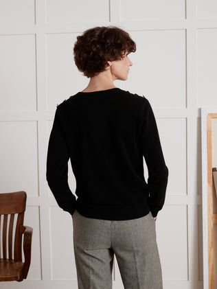 Damenpullover mit rundem Halsausschnitt und goldfarbenen Knöpfen - Cashmere-Kollektion