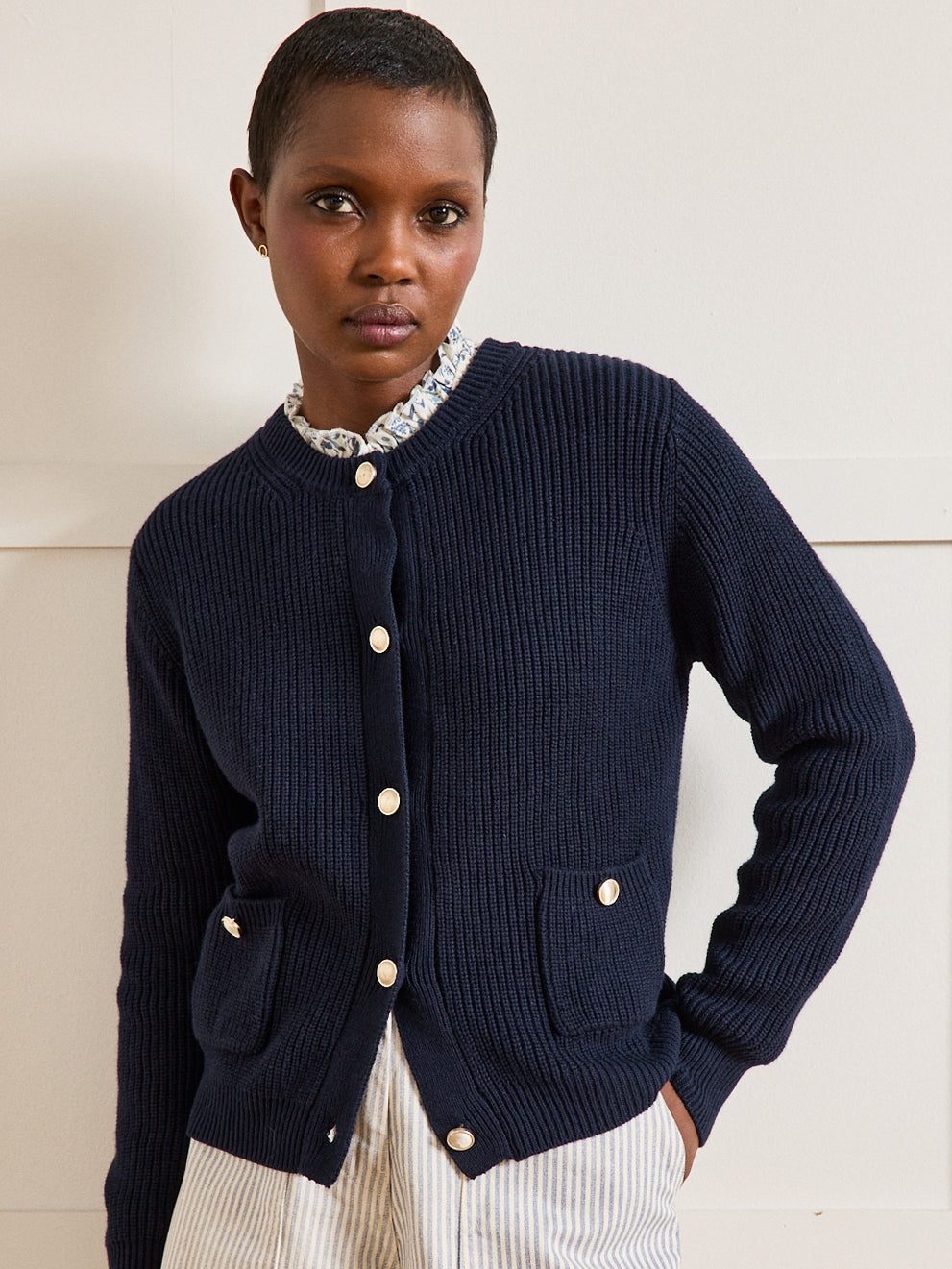 Damen-Cardigan aus Baumwolle und Wolle mit goldfarbenen Knöpfen