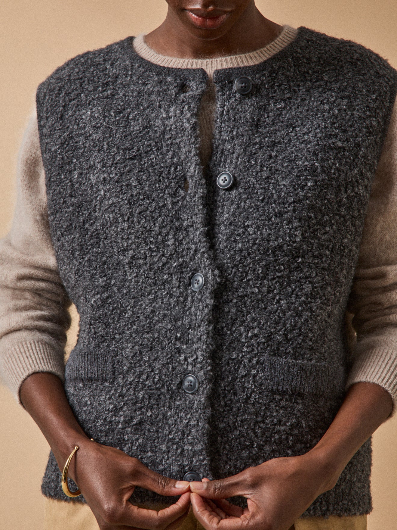 Damen-Strickweste aus Bouclé