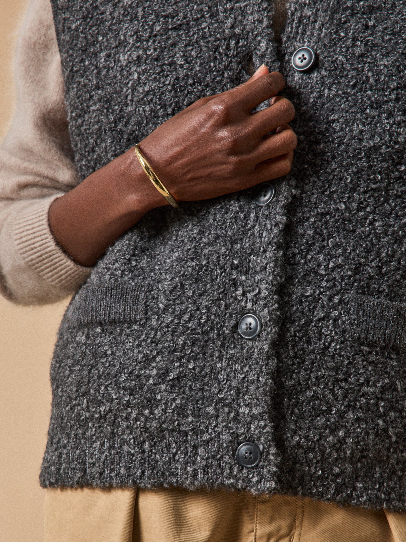 Damen-Strickweste aus Bouclé