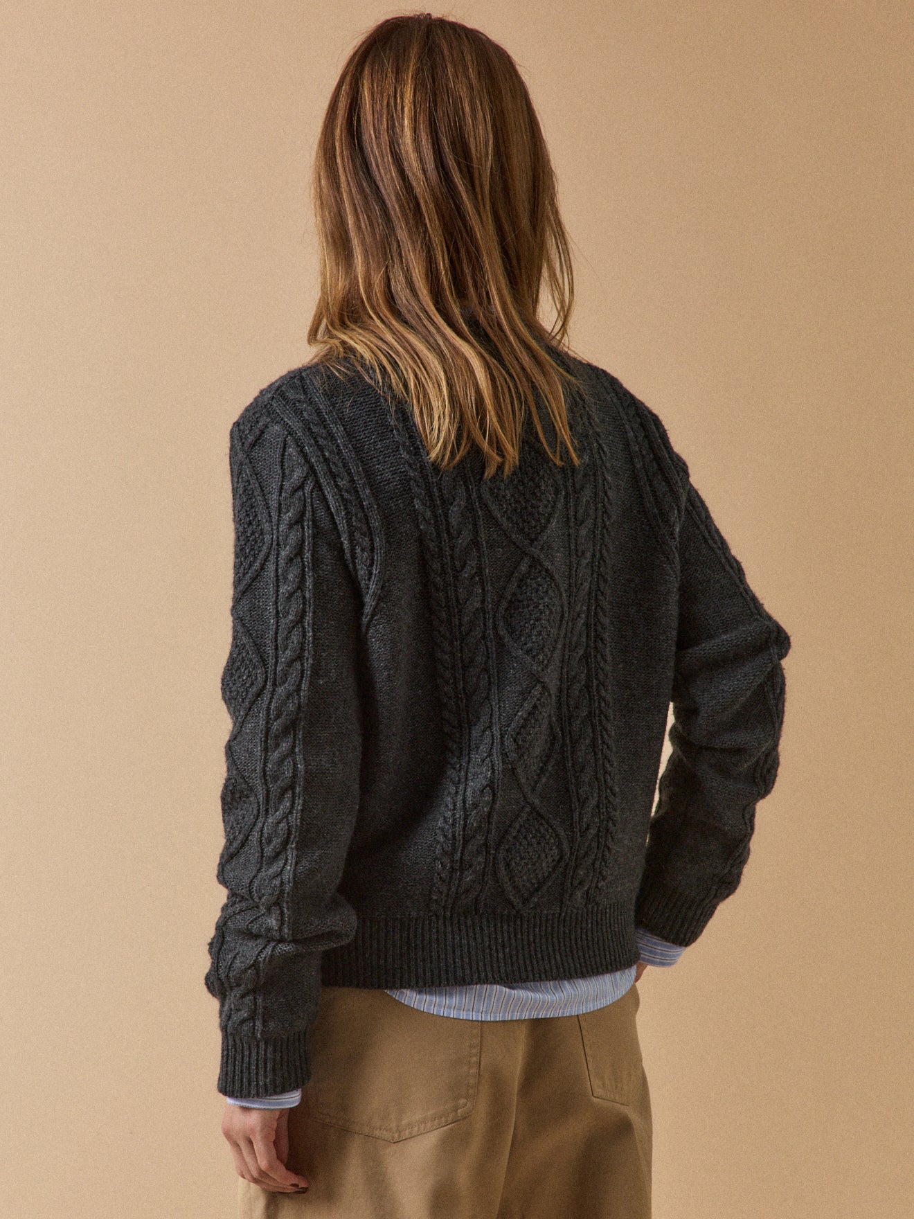 Damenpullover mit Zopfmuster und rundem Halsausschnitt