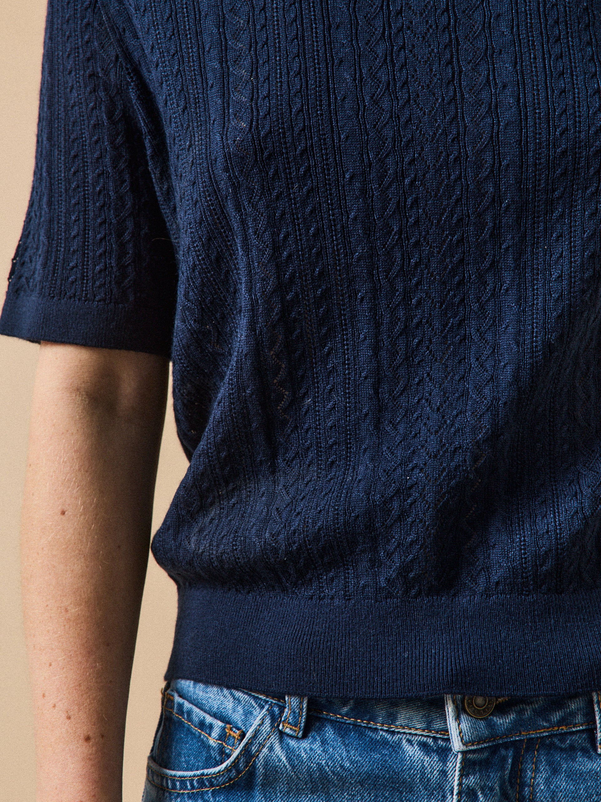 Damenpullover mit Lochmuster und kurzen Ärmeln