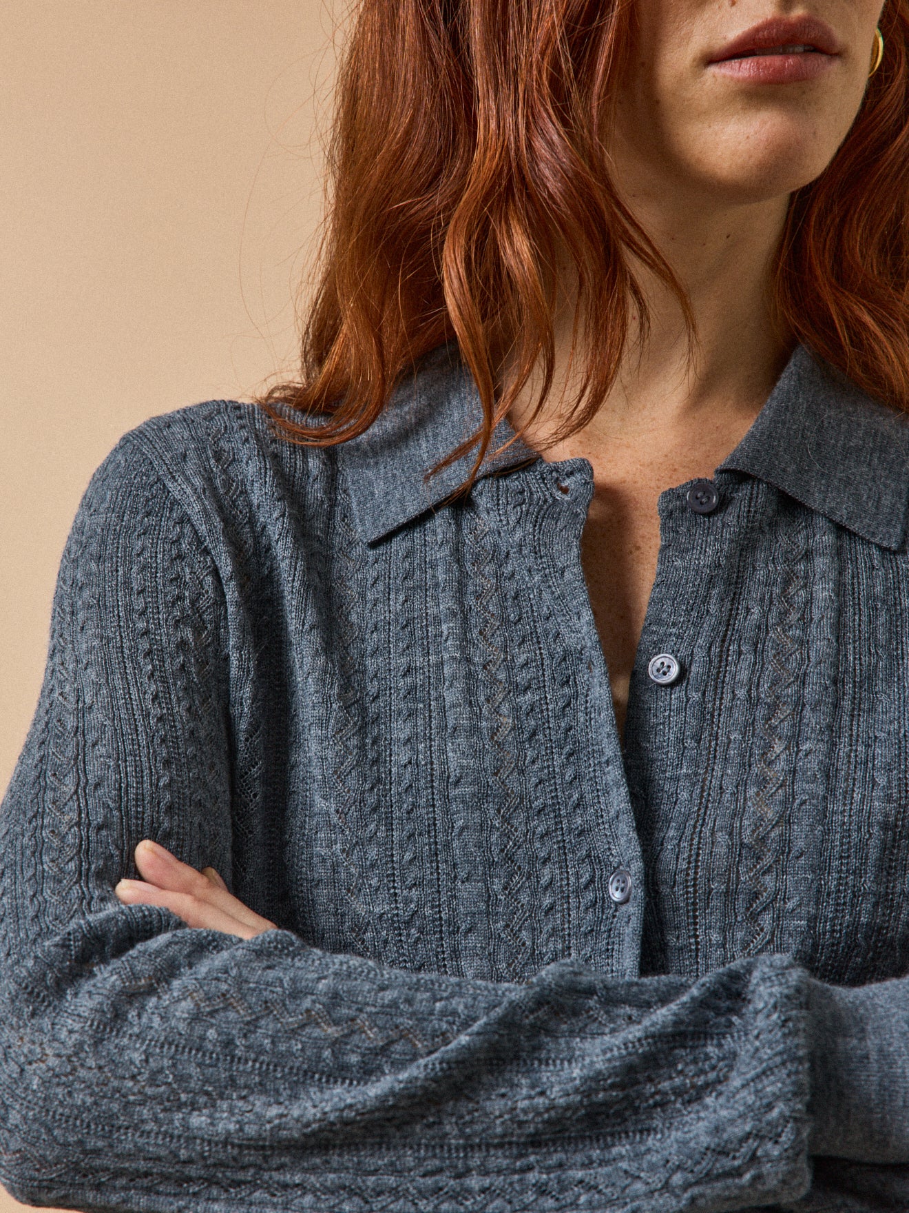 Damen-Cardigan mit Hemdkragen und Lochmuster