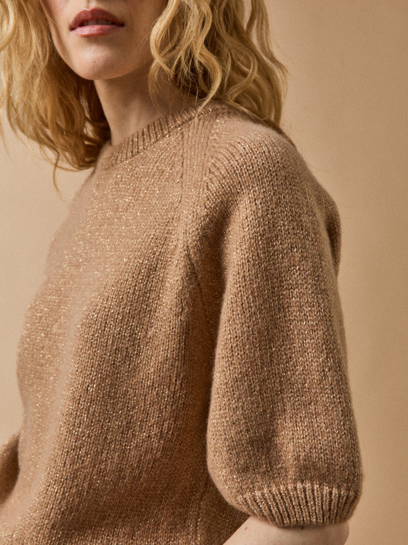 Irisierender Damenpullover mit kurzen Ärmeln