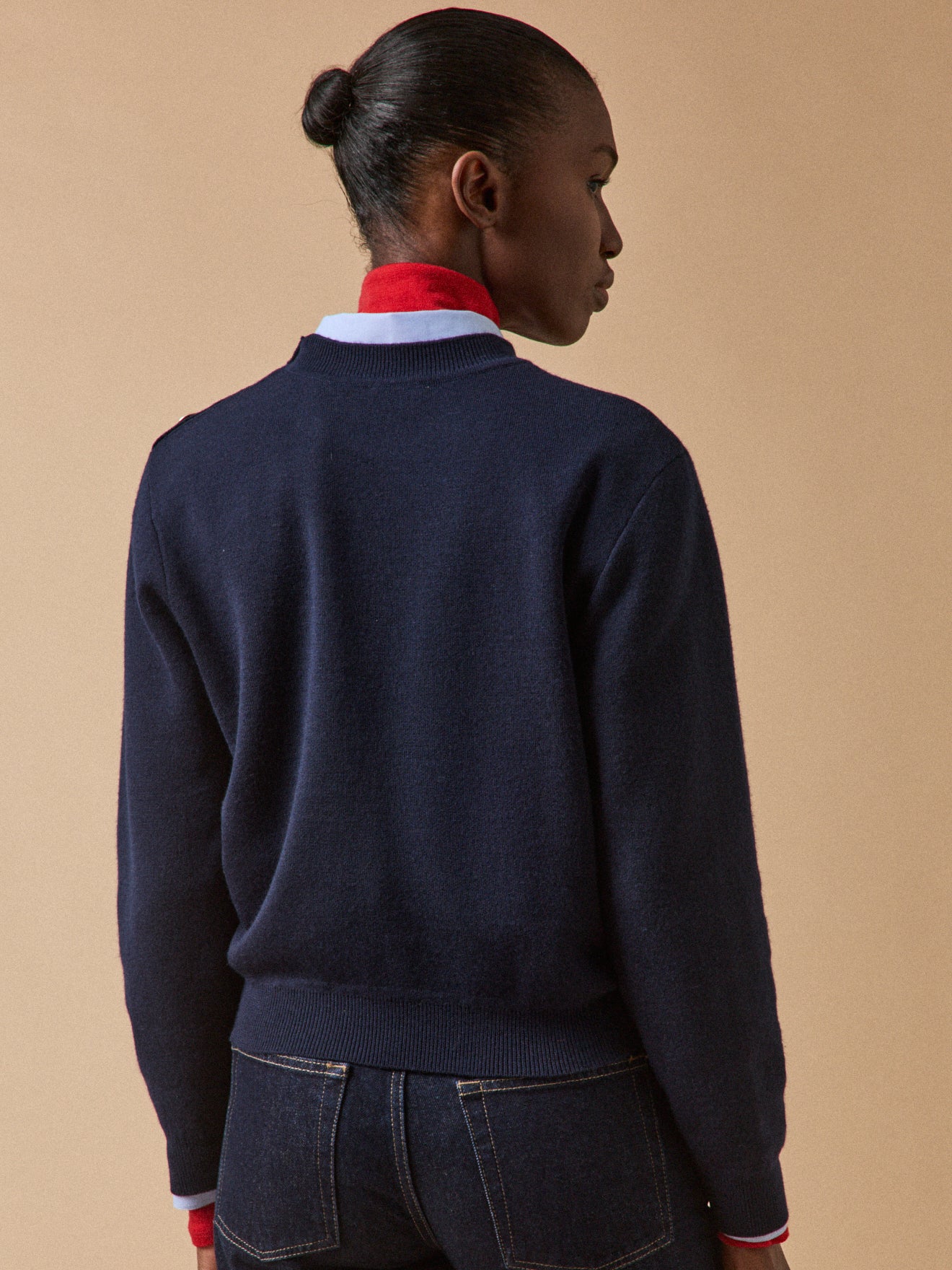 Damenpullover aus RWS*-Wolle mit goldfarbenen Knöpfen