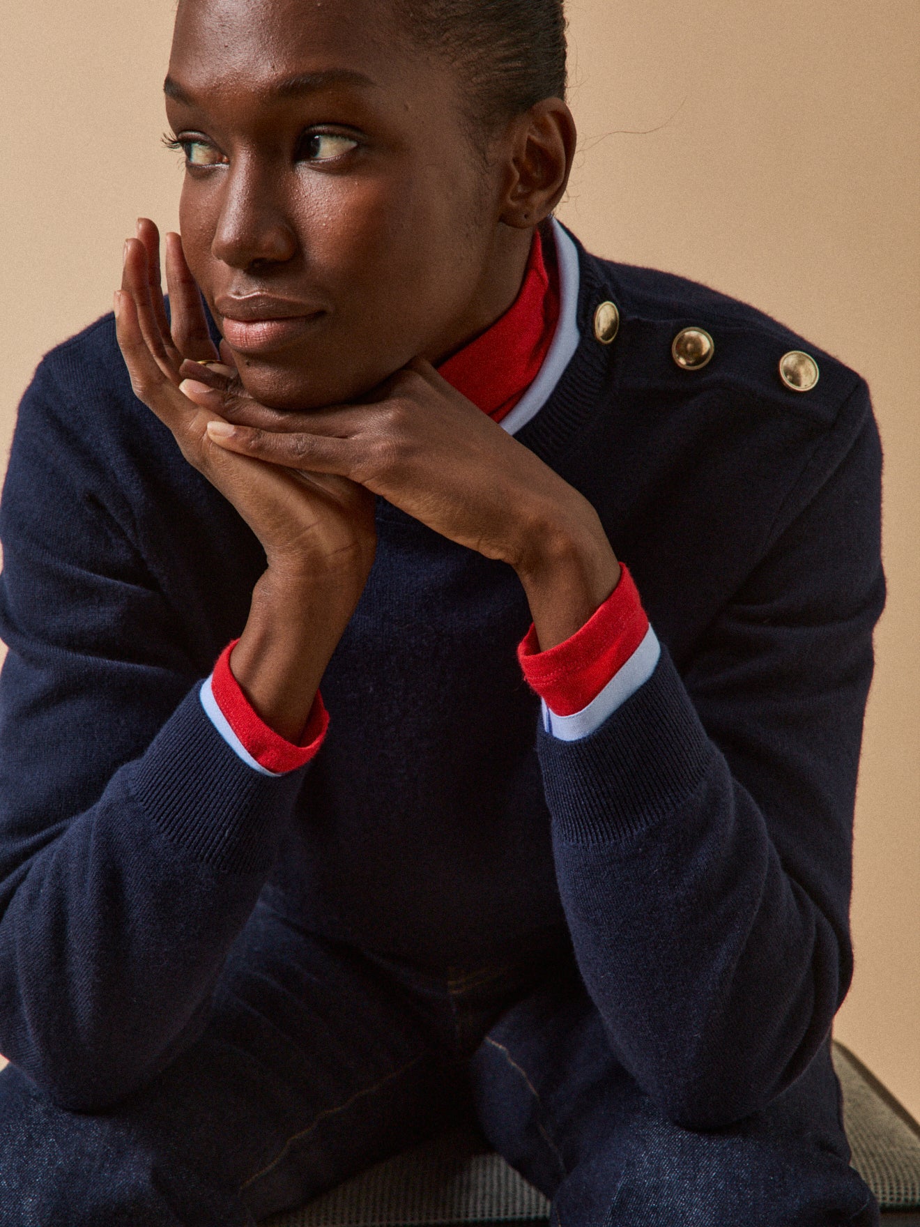 Damenpullover aus RWS*-Wolle mit goldfarbenen Knöpfen