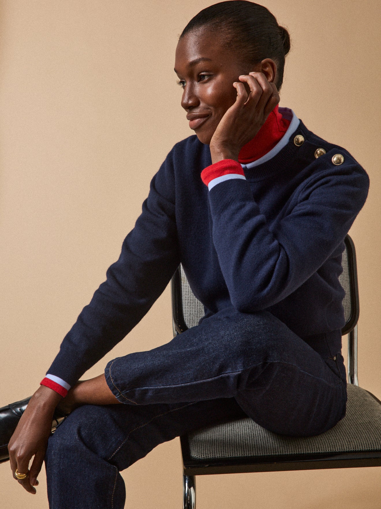 Damenpullover aus RWS*-Wolle mit goldfarbenen Knöpfen