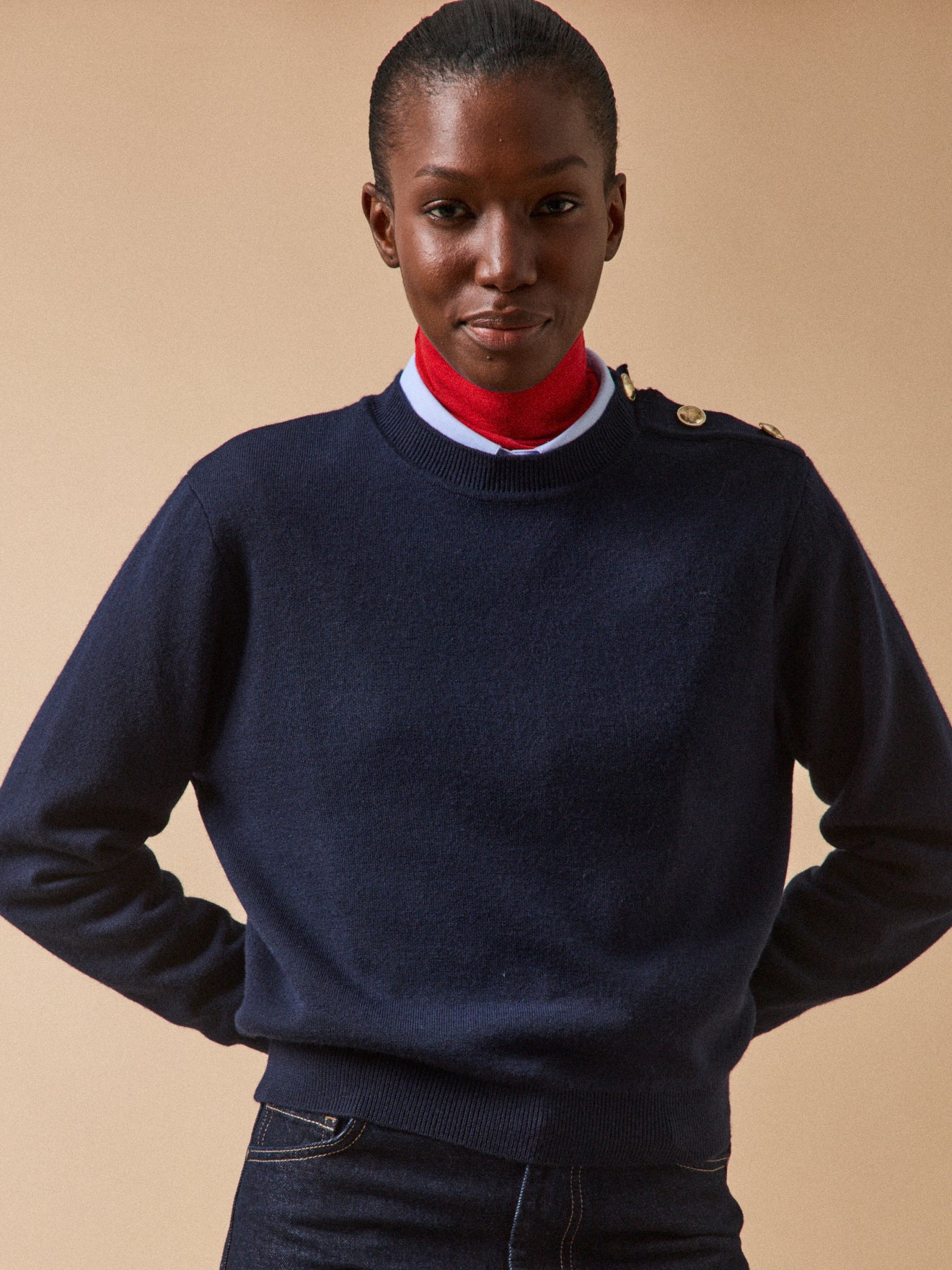 Damenpullover aus RWS*-Wolle mit goldfarbenen Knöpfen