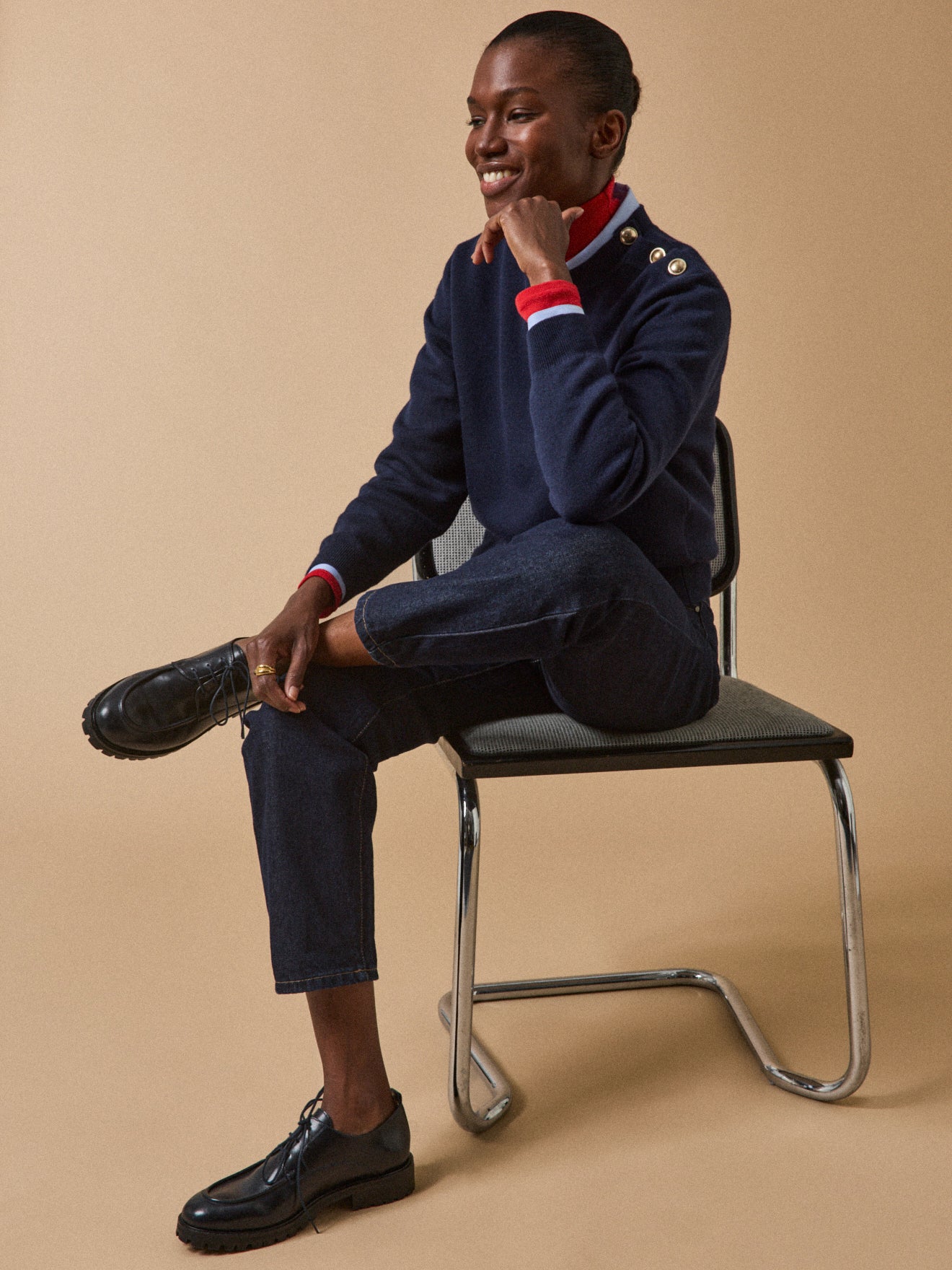 Damenpullover aus RWS*-Wolle mit goldfarbenen Knöpfen