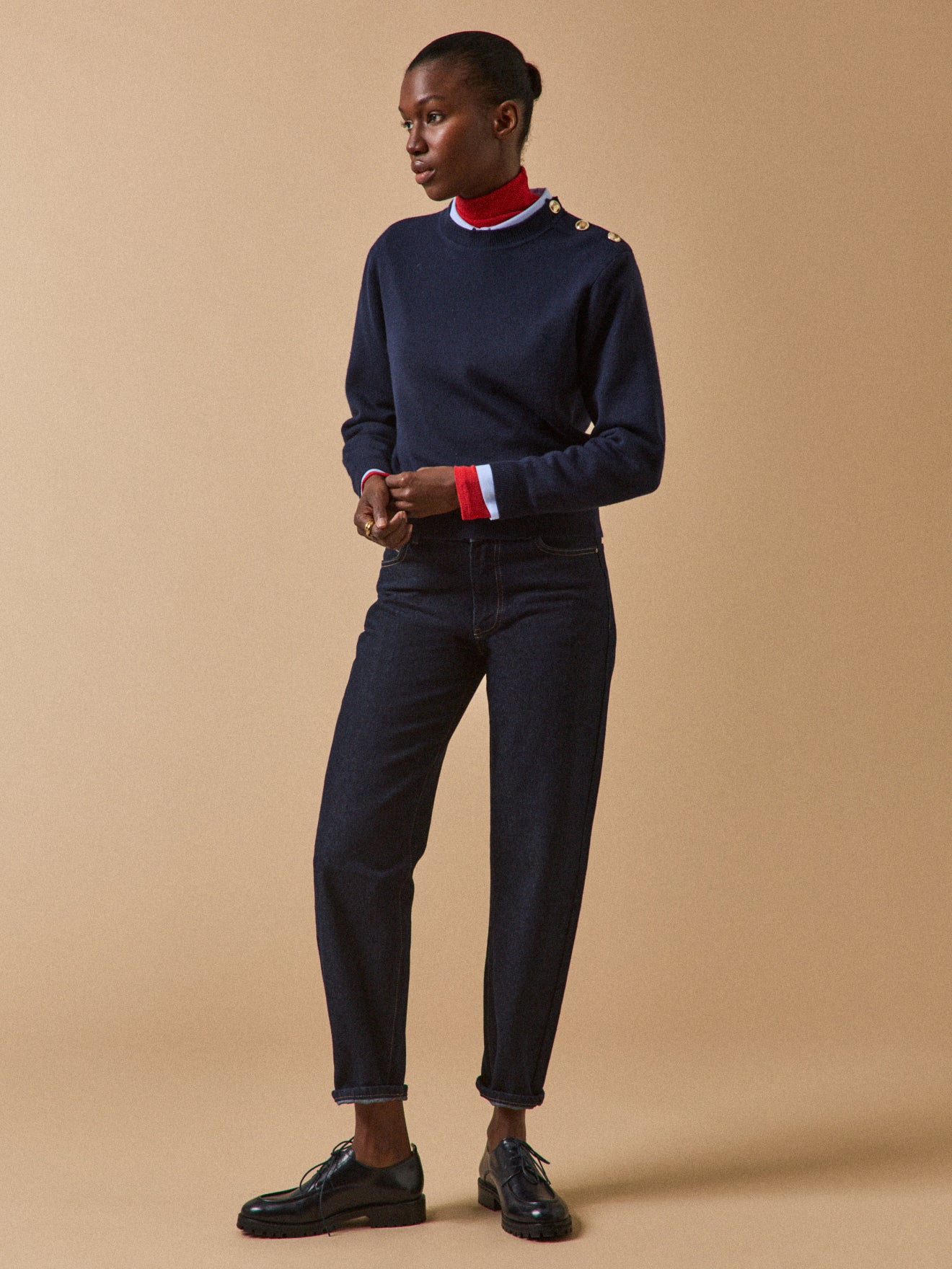 Damenpullover aus RWS*-Wolle mit goldfarbenen Knöpfen