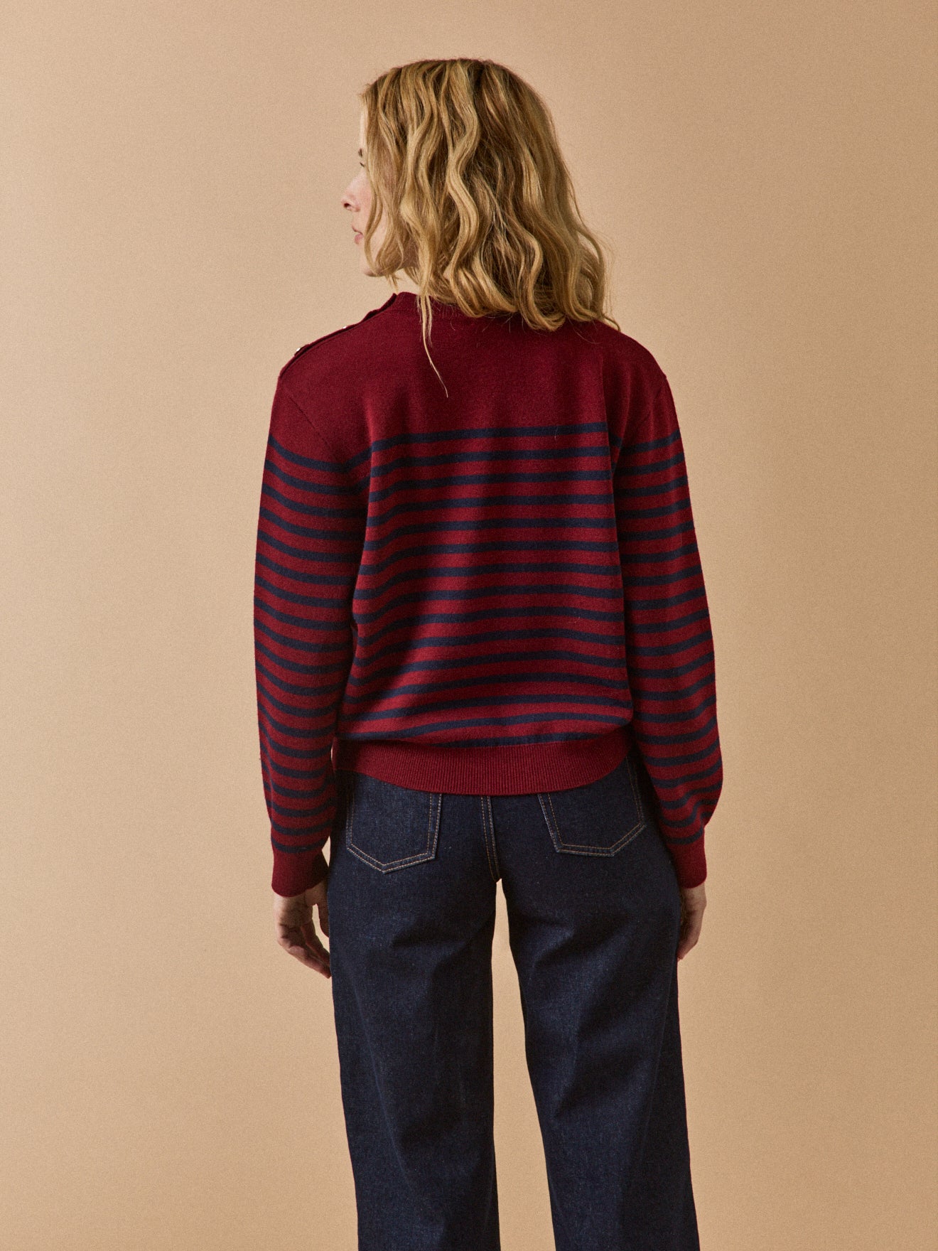 Damenpullover aus RWS*-Wolle mit goldfarbenen Knöpfen