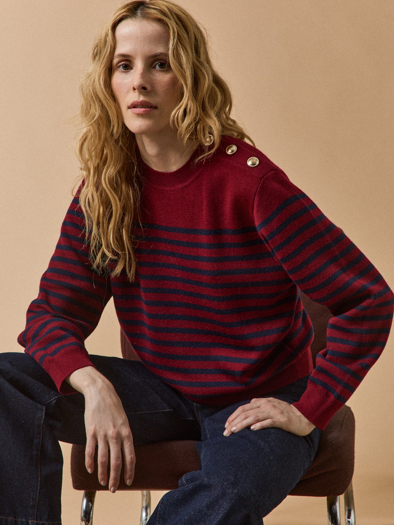 Damenpullover aus RWS*-Wolle mit goldfarbenen Knöpfen