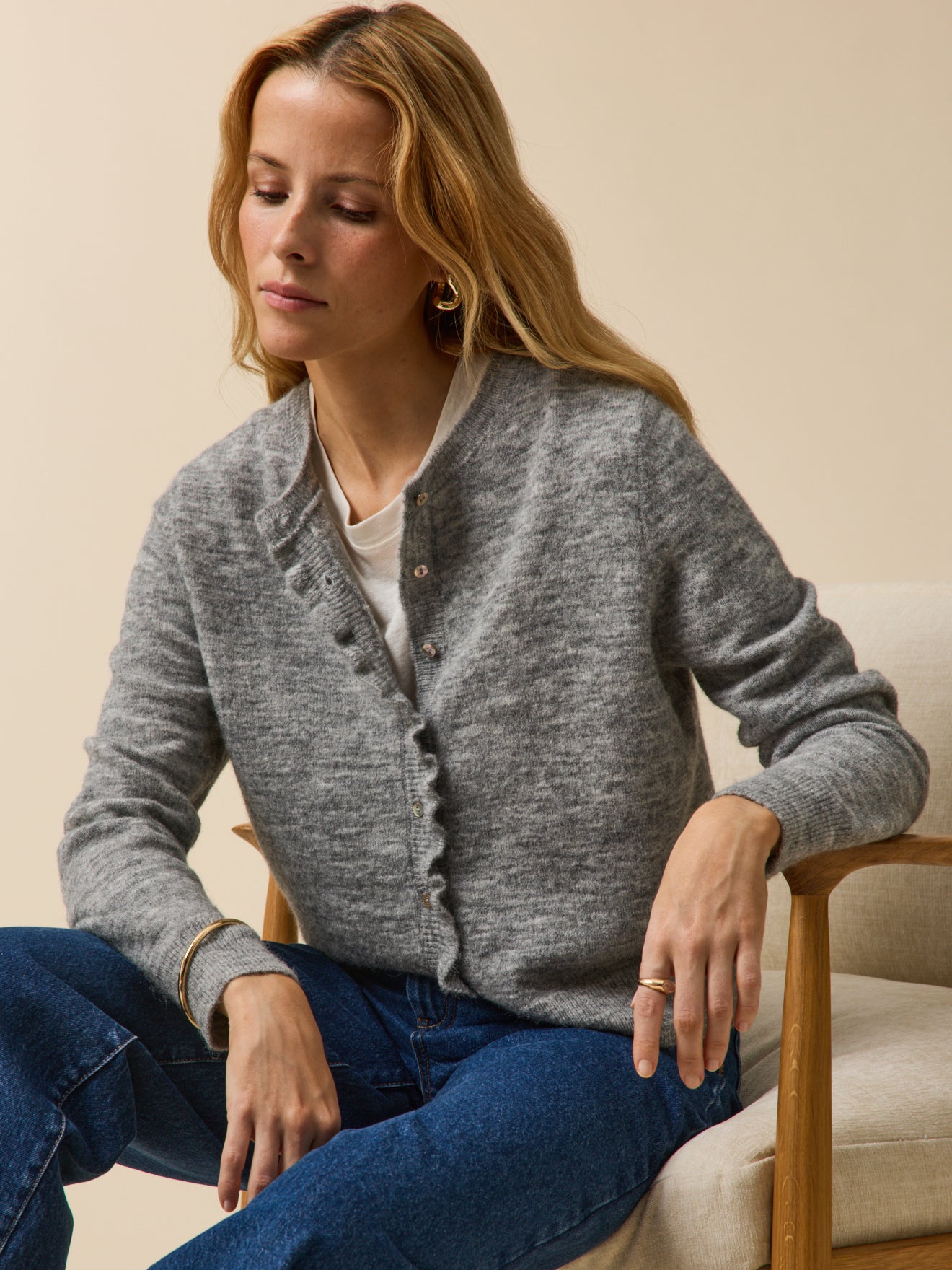 Damencardigan mit Volants aus Wolle und Alpaka