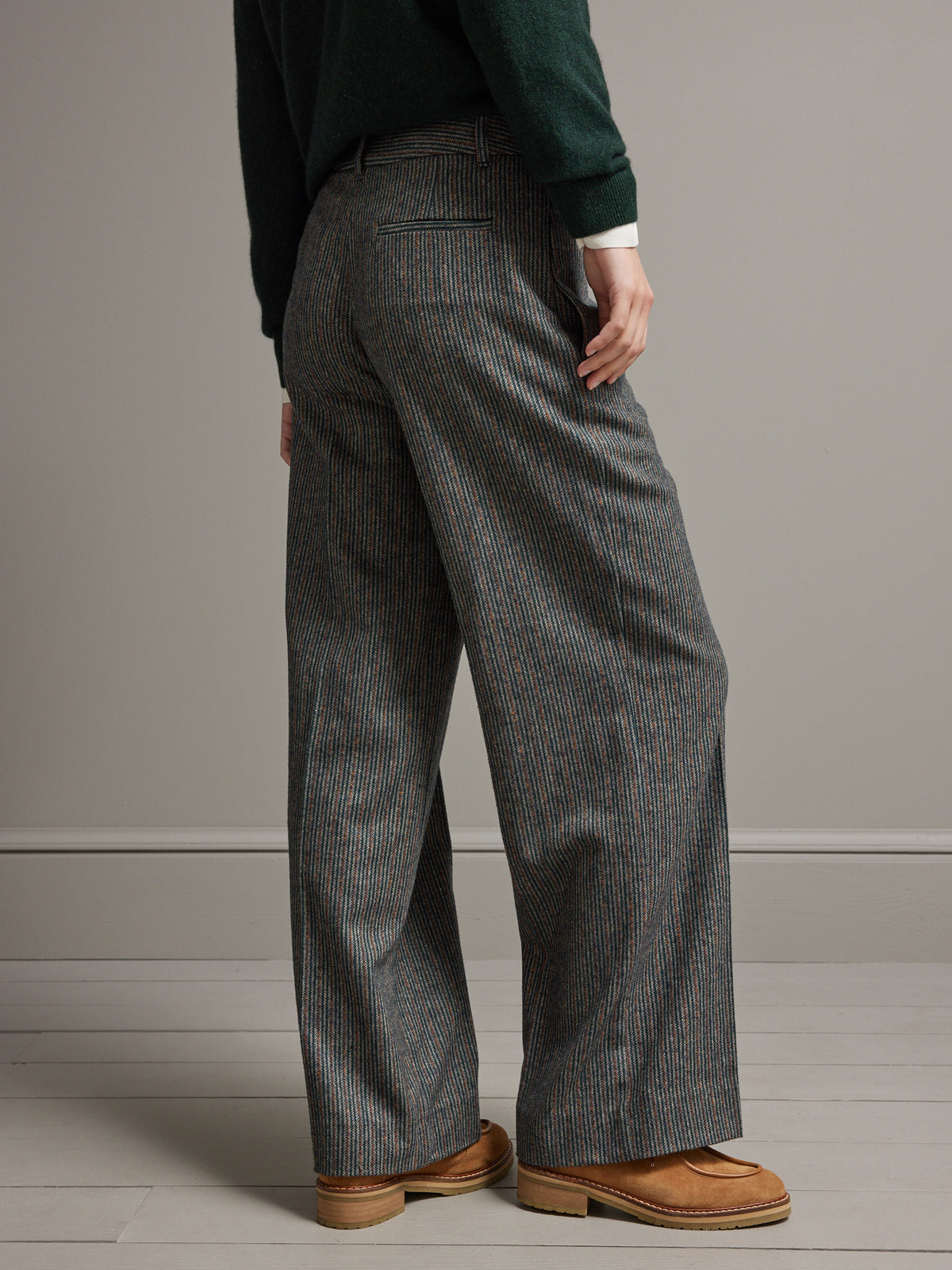 Gestreifte Damen-Chinohose aus Wolltuch mit Fischgrat