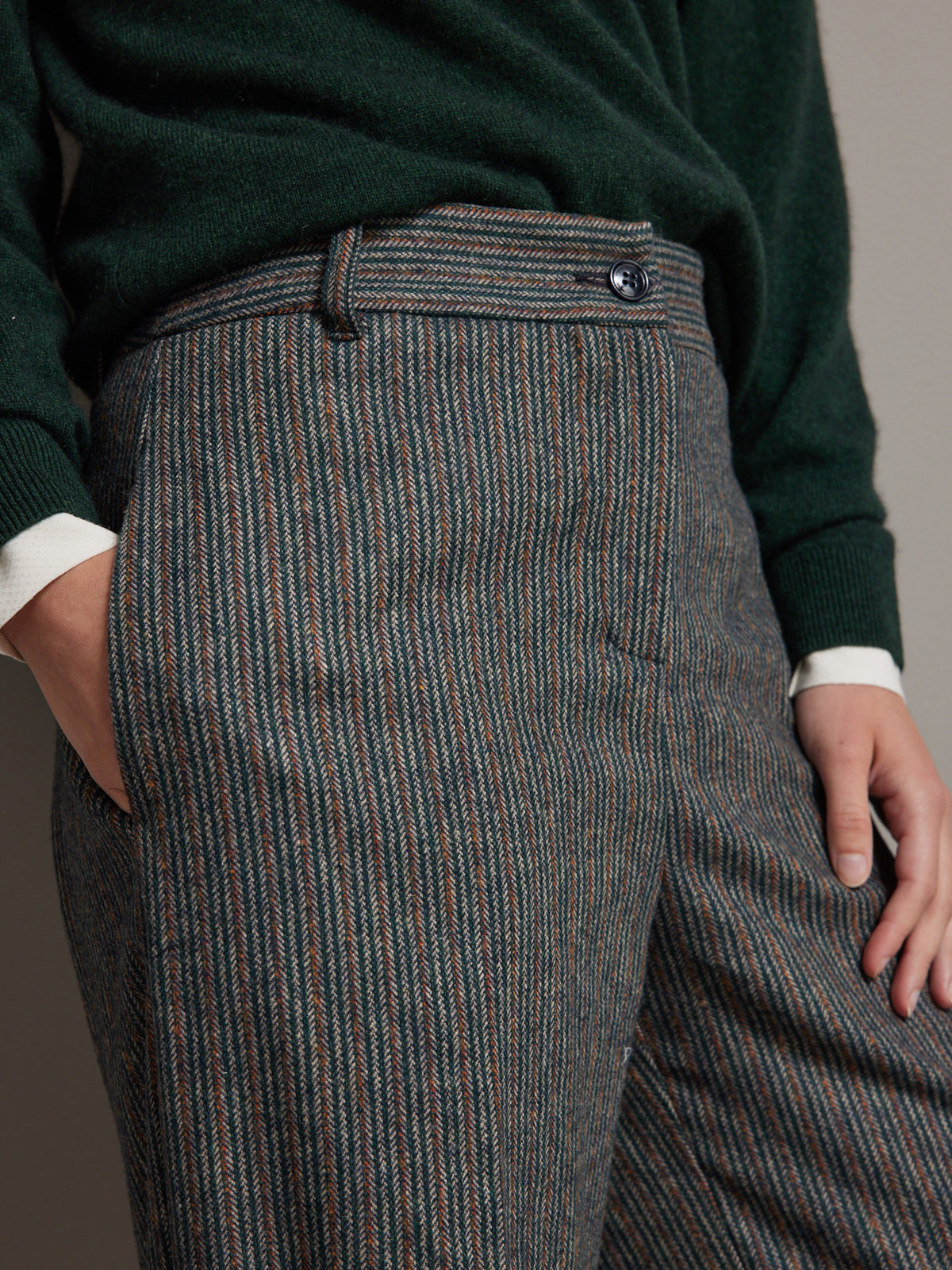 Gestreifte Damen-Chinohose aus Wolltuch mit Fischgrat