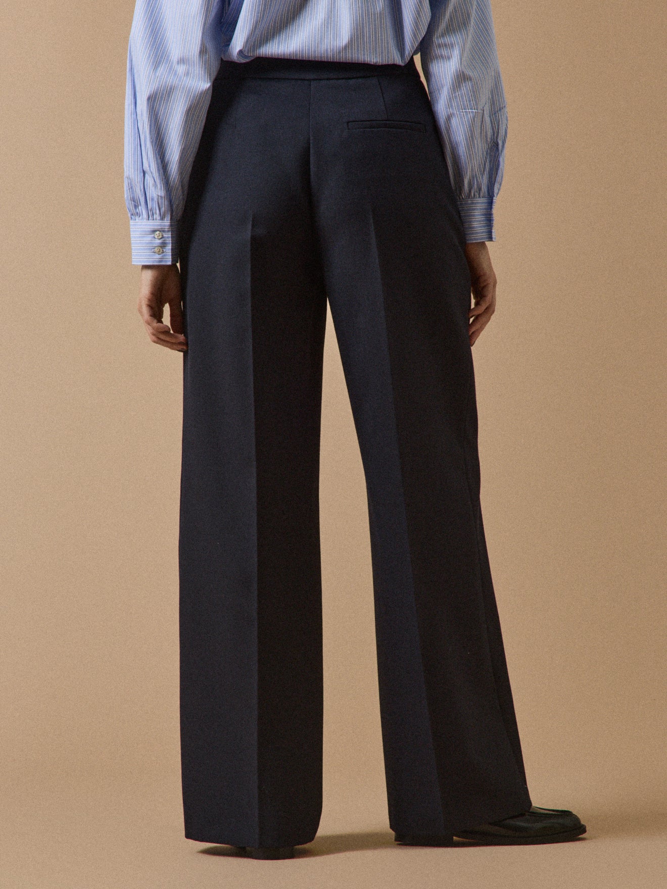 Damen-Schubhose Maé mit weitem Bein und goldfarbenen Knöpfen