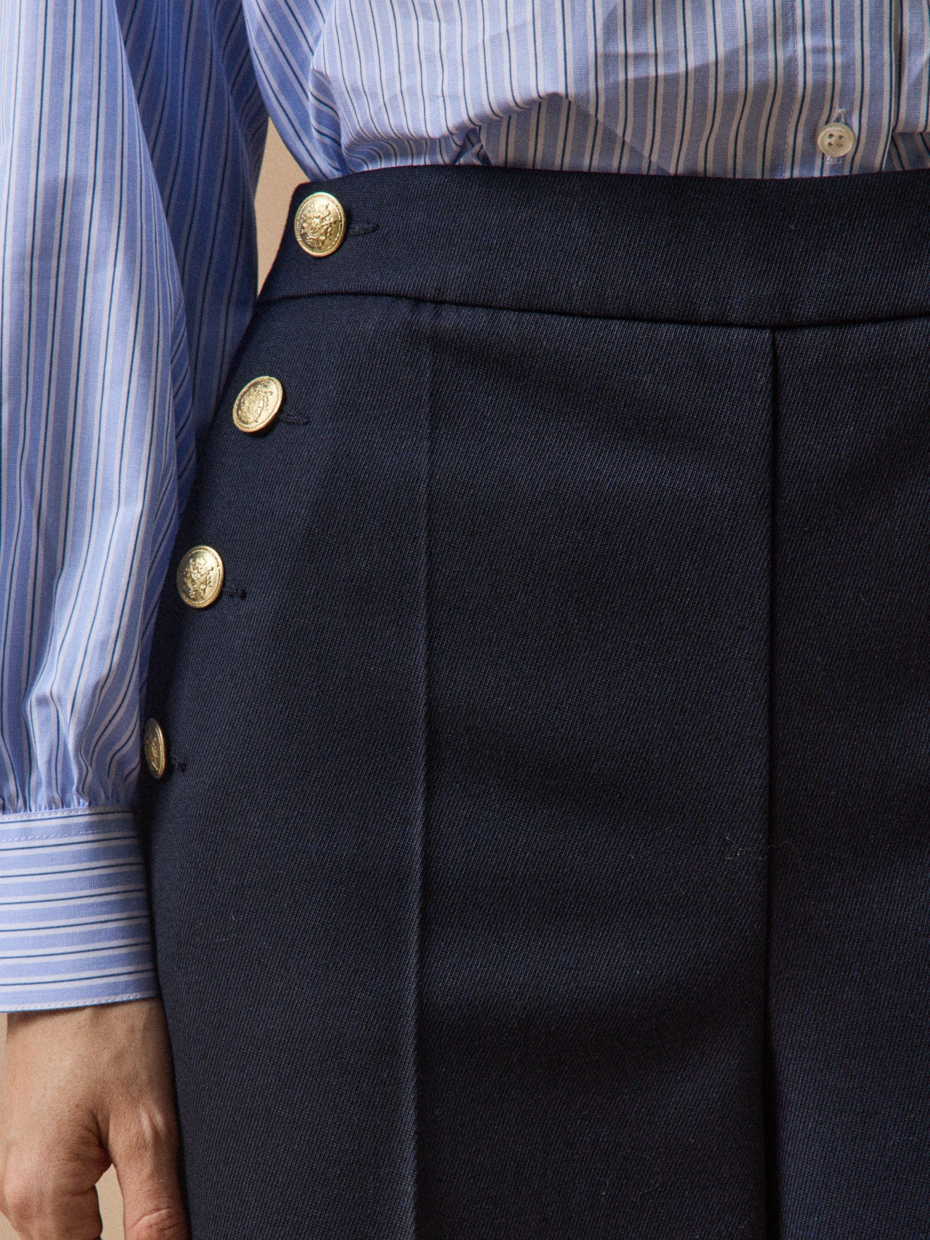 Damen-Schubhose Maé mit weitem Bein und goldfarbenen Knöpfen