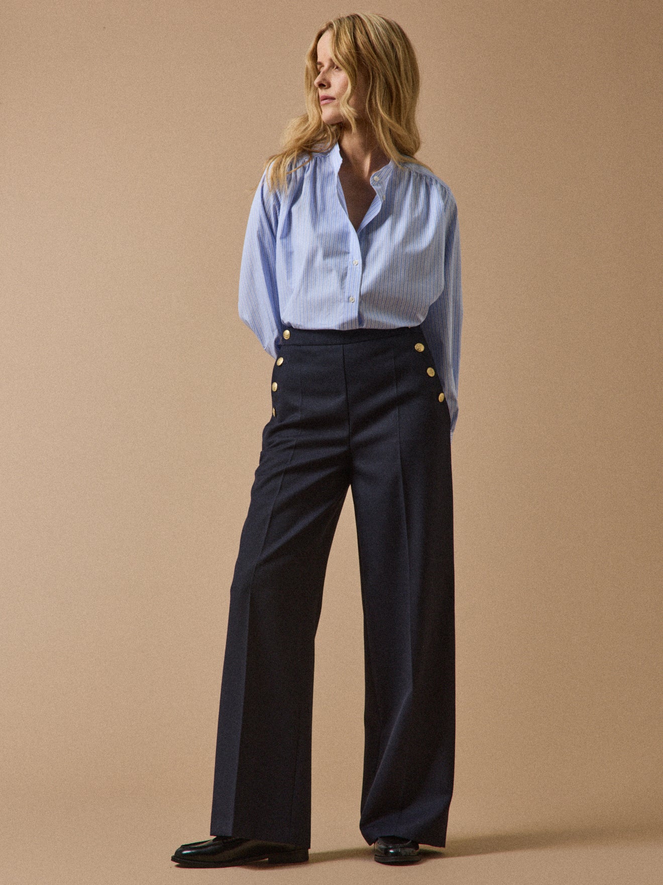 Damen-Schubhose Maé mit weitem Bein und goldfarbenen Knöpfen