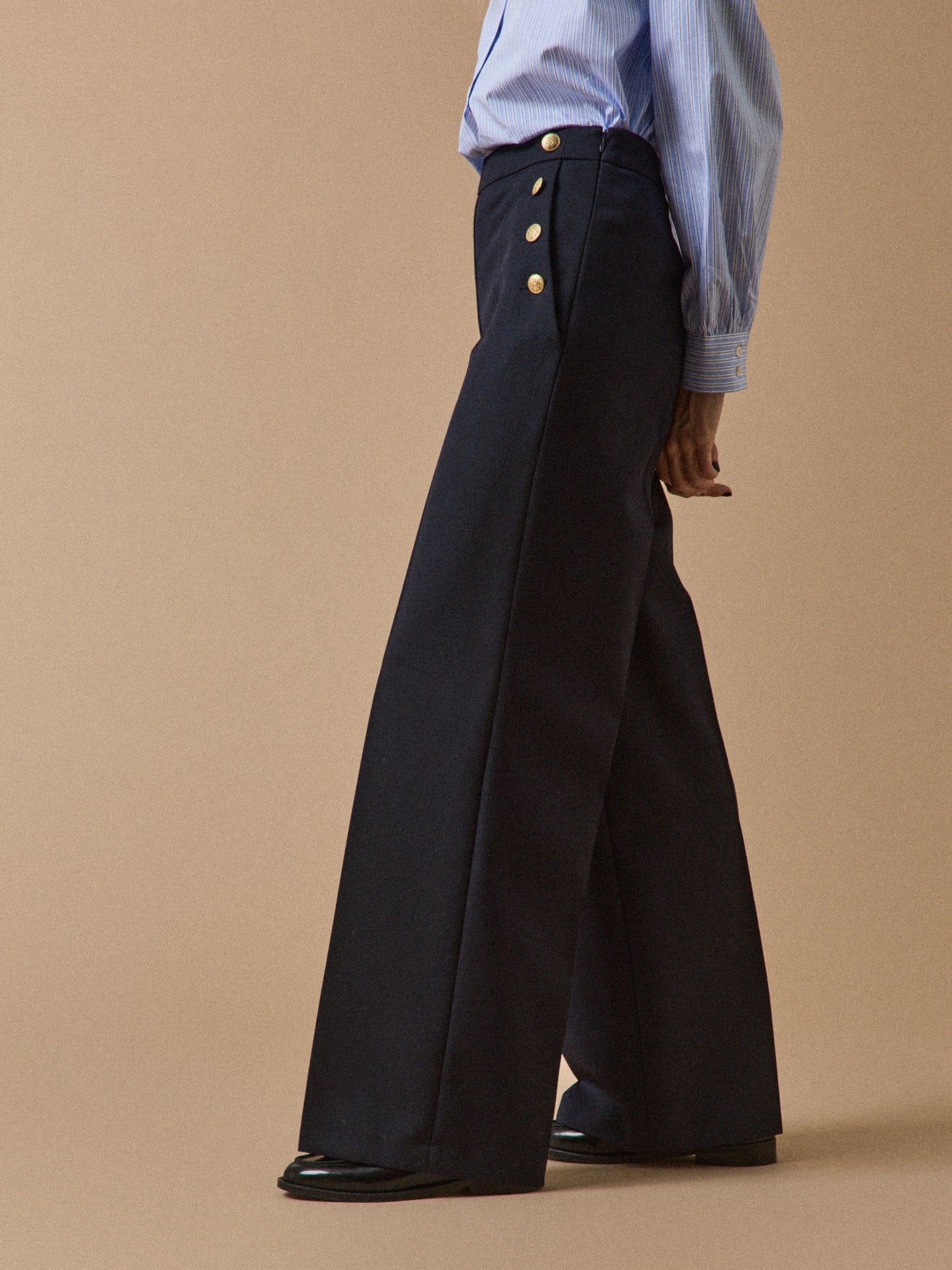 Damen-Schubhose Maé mit weitem Bein und goldfarbenen Knöpfen