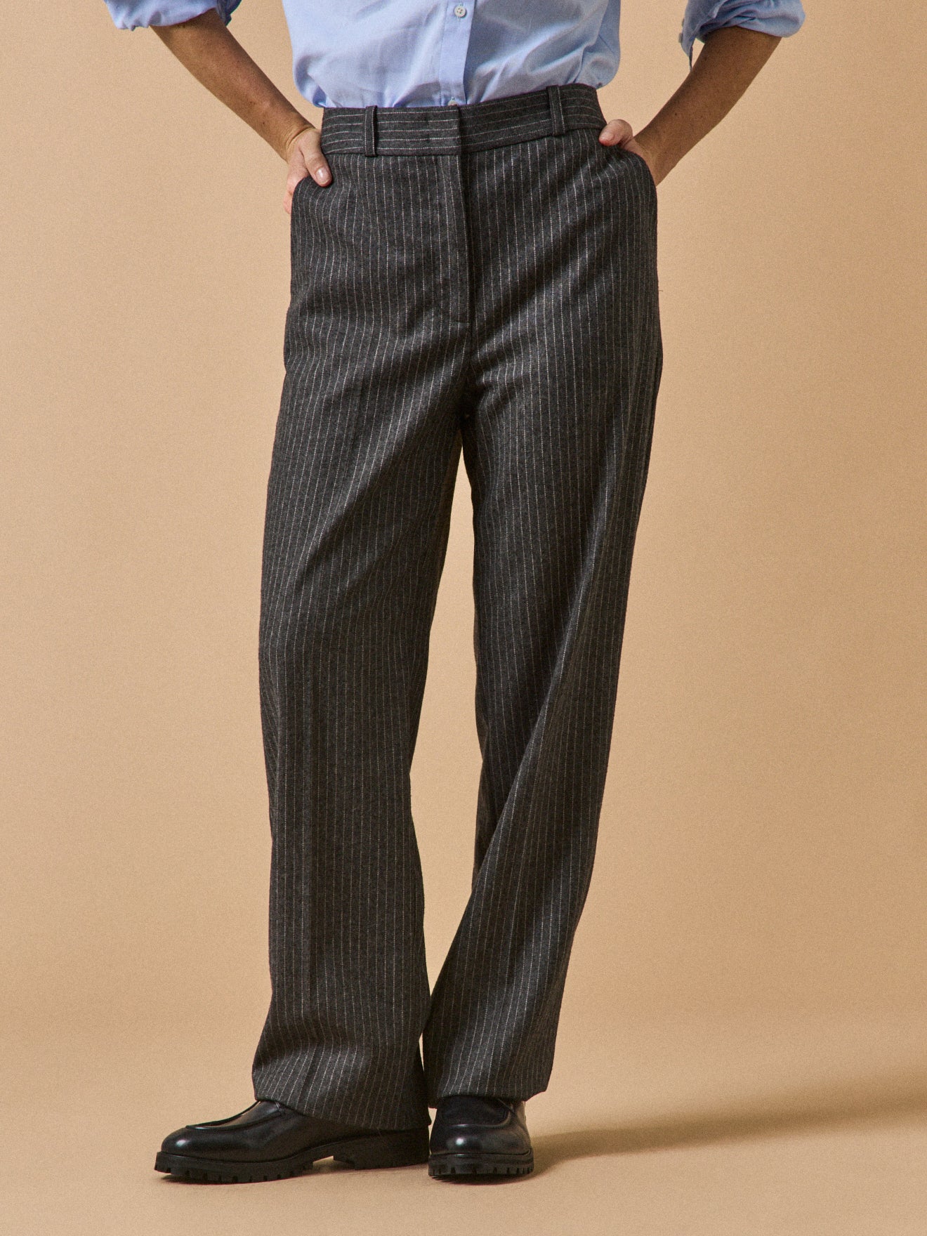 Gerade und gestreifte Damenhose Alma aus Wolltuch