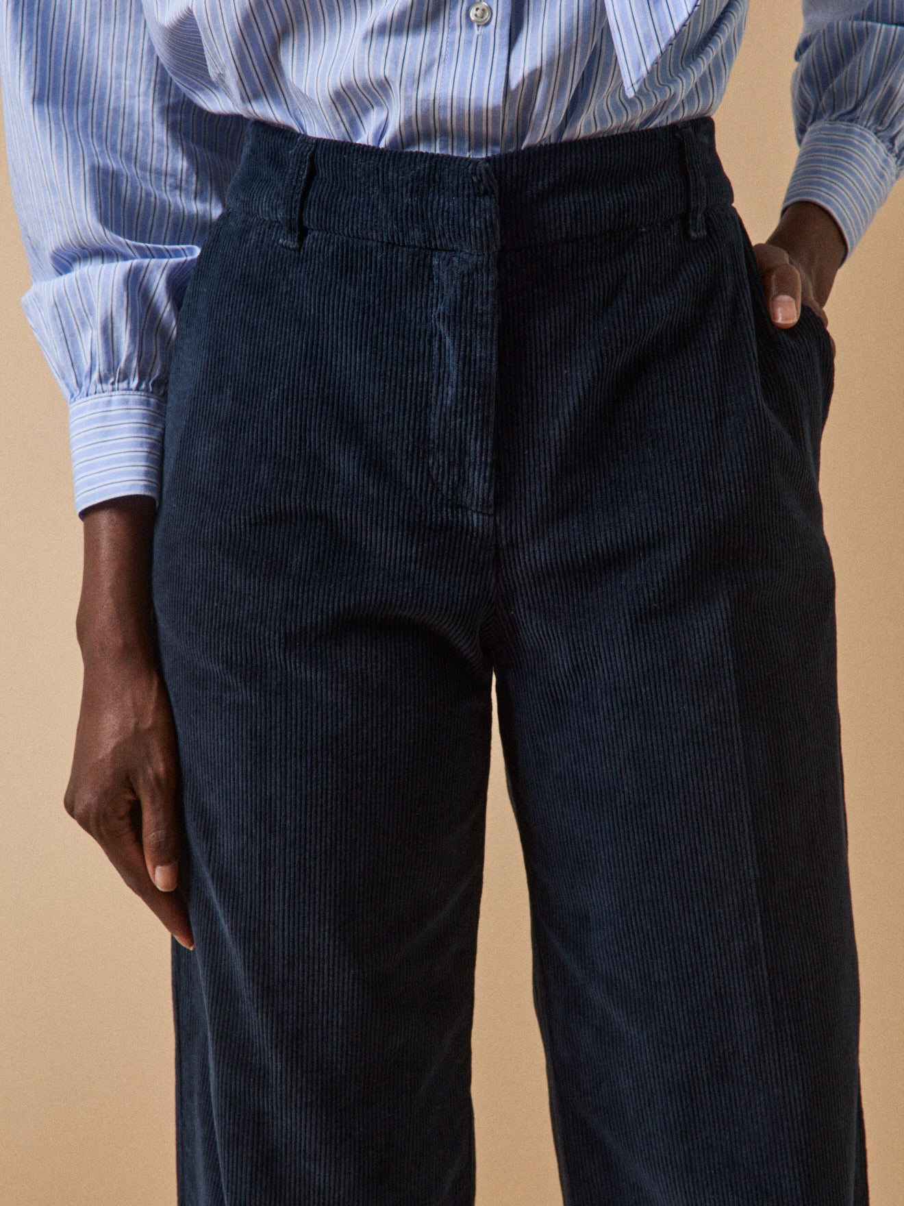 Damenhose Juliette mit weitem Bein aus Velours