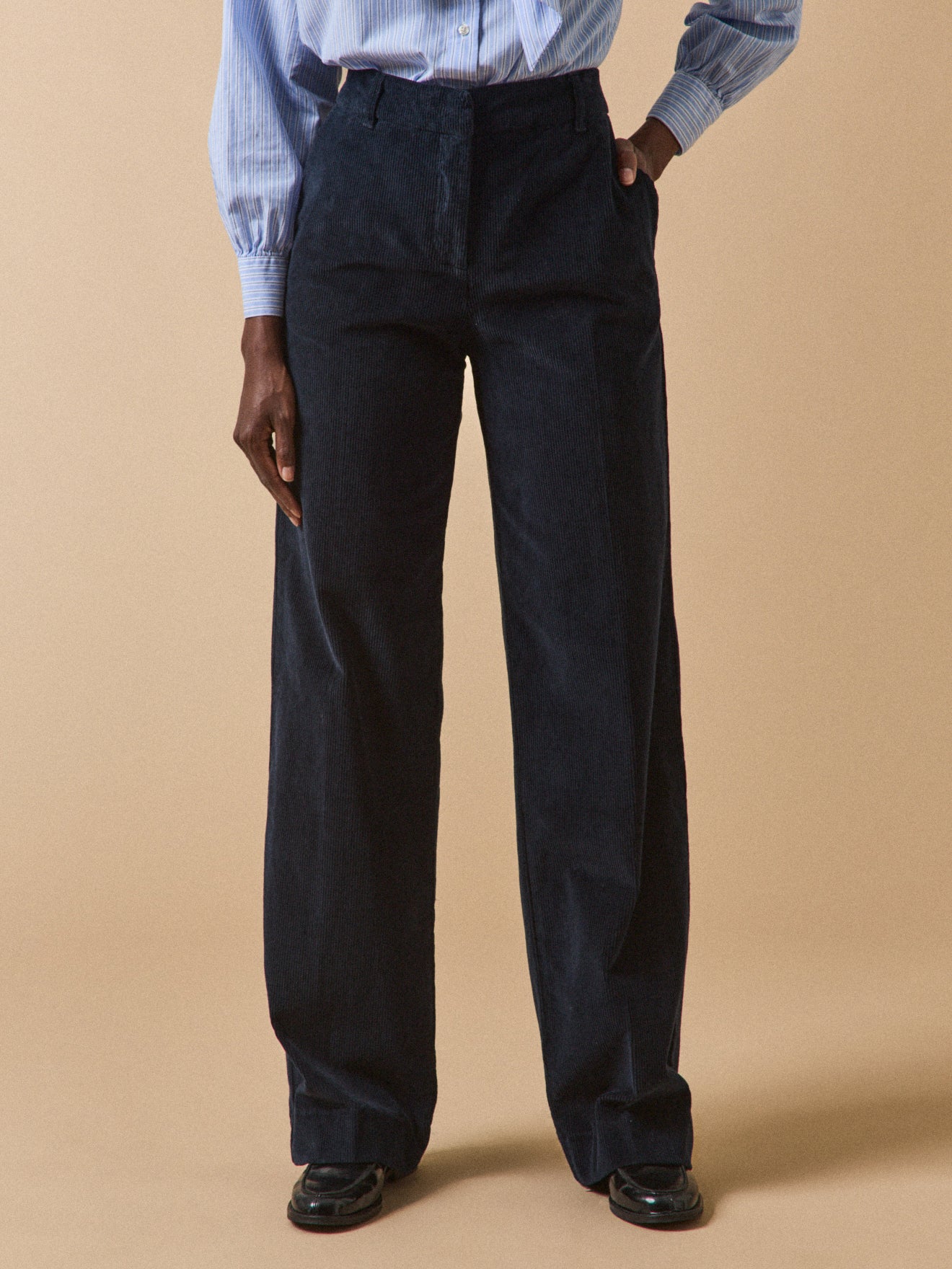 Damenhose Juliette mit weitem Bein aus Velours